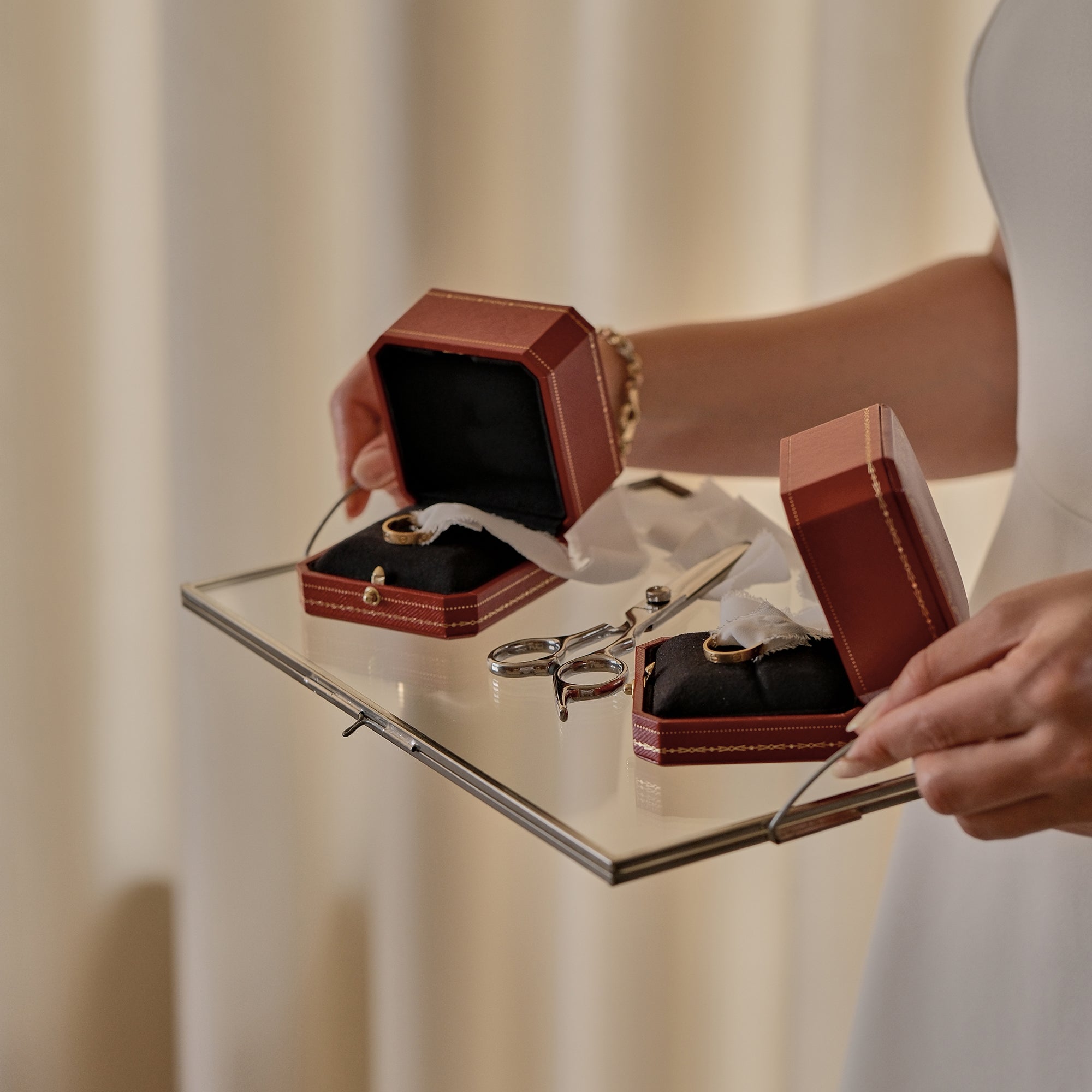 Cam Kapaklı Gümüş Tepsi