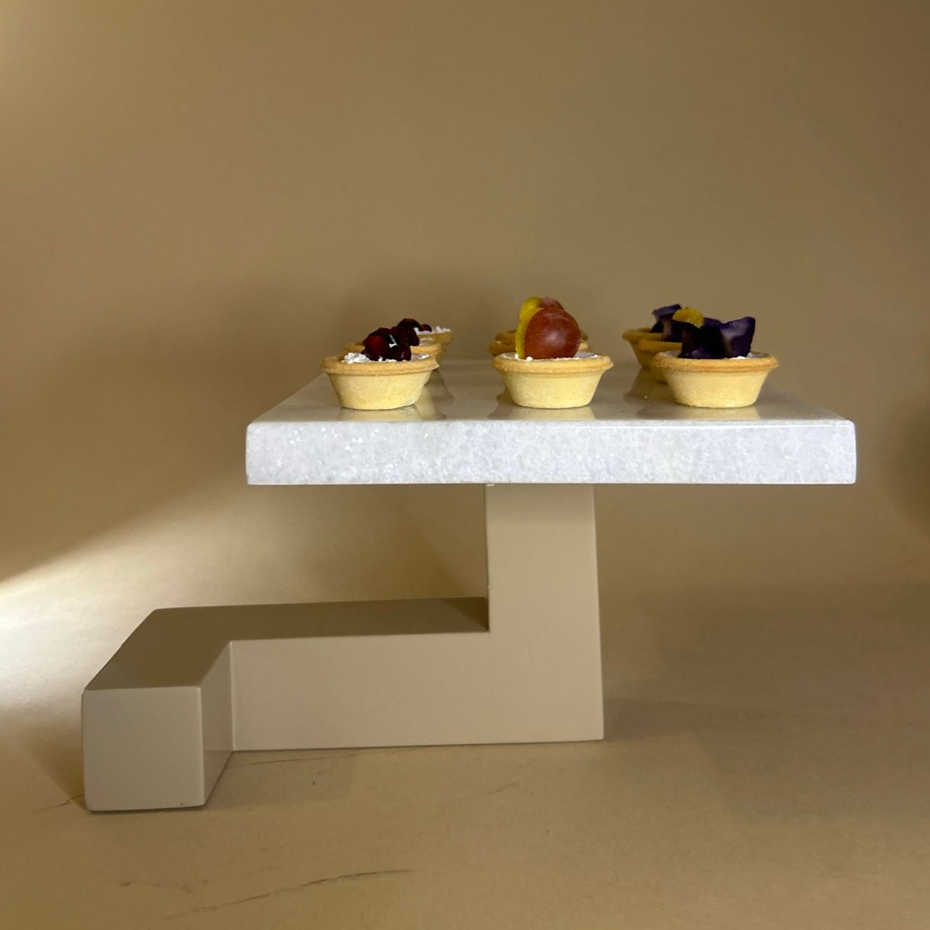DE STIJL MARBLE CAKE / FOOD STAND