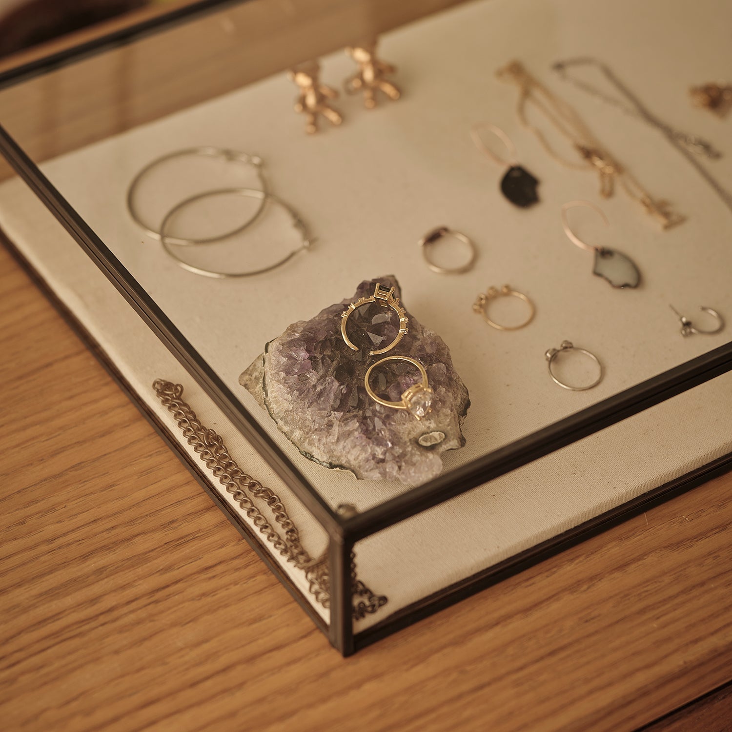 Keten Tabanlı, Cam Takı Kutusu