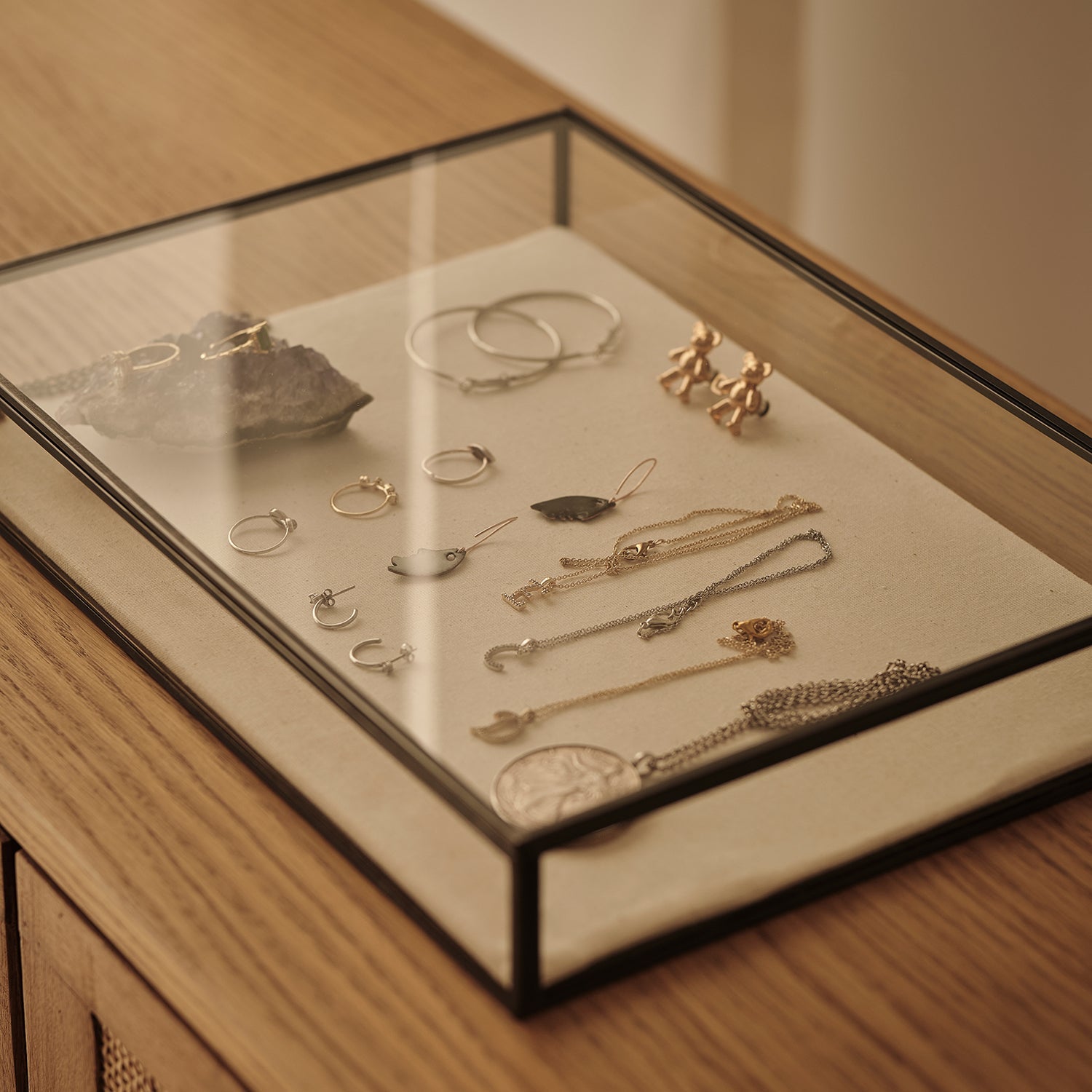 Keten Tabanlı, Cam Takı Kutusu