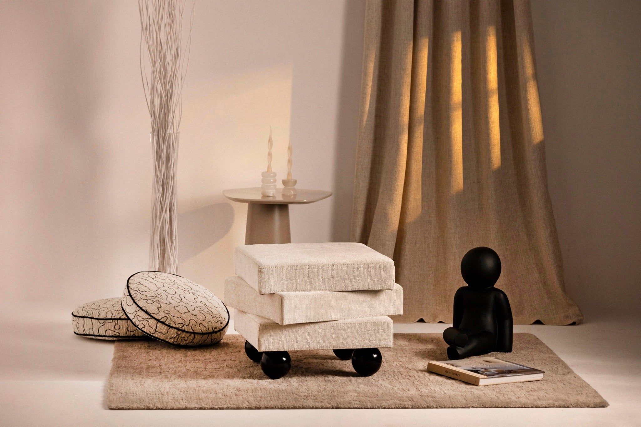 Orb Krem Şönil Siyah Top Ayaklı Asimetrik Puf