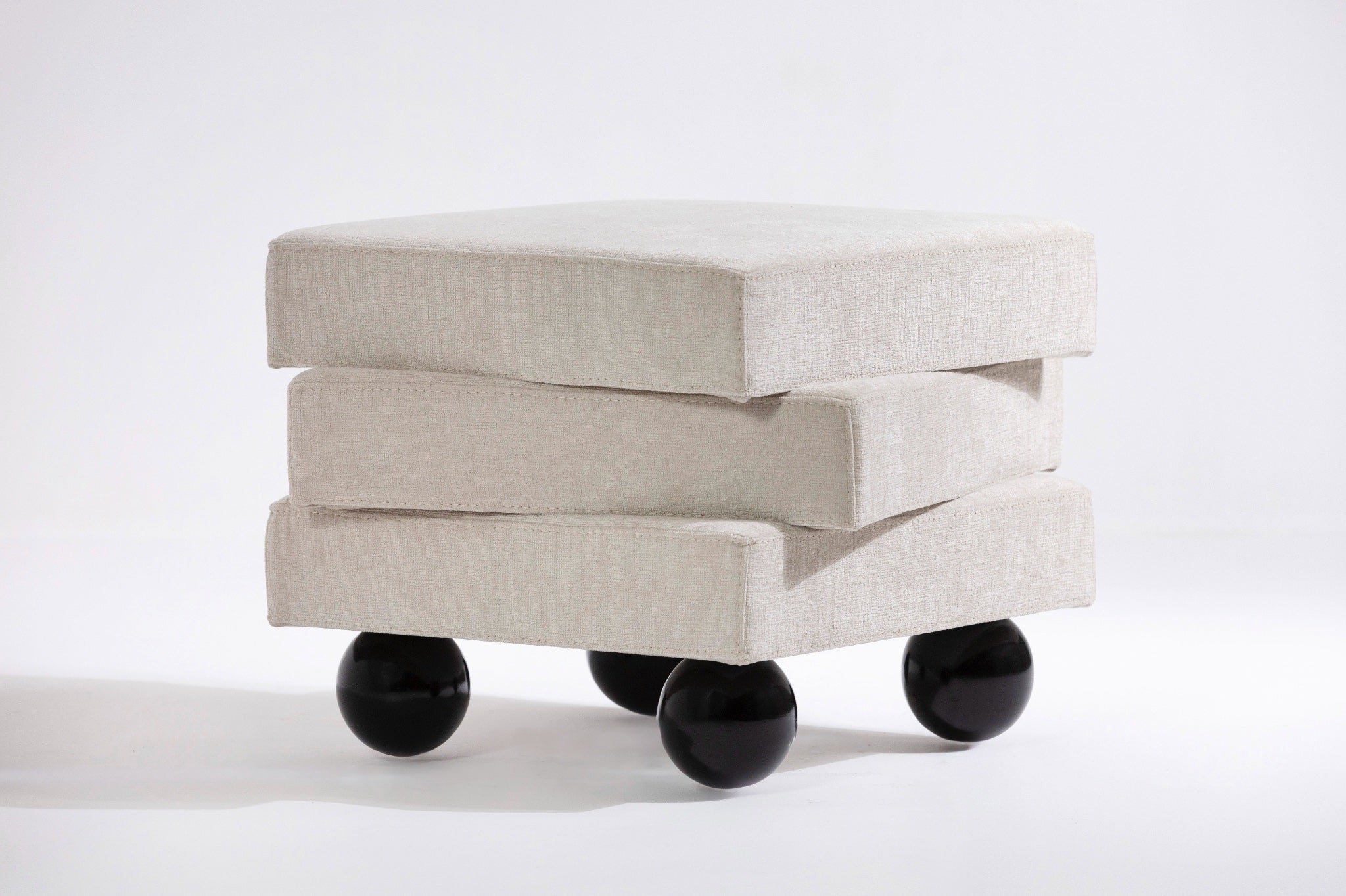 Orb Krem Şönil Siyah Top Ayaklı Asimetrik Puf