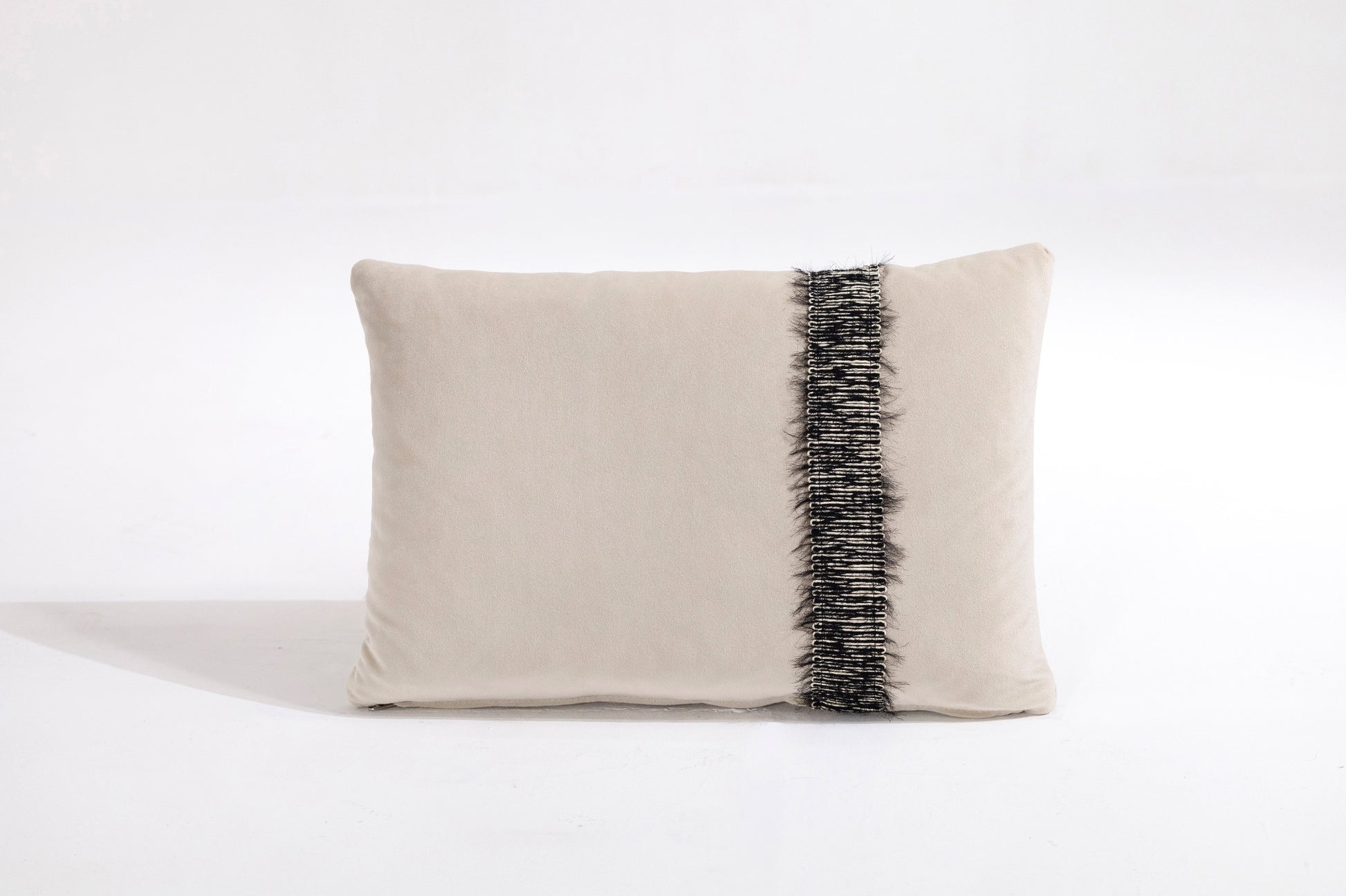 Şerit Detaylı Krem Kadife Kırlent