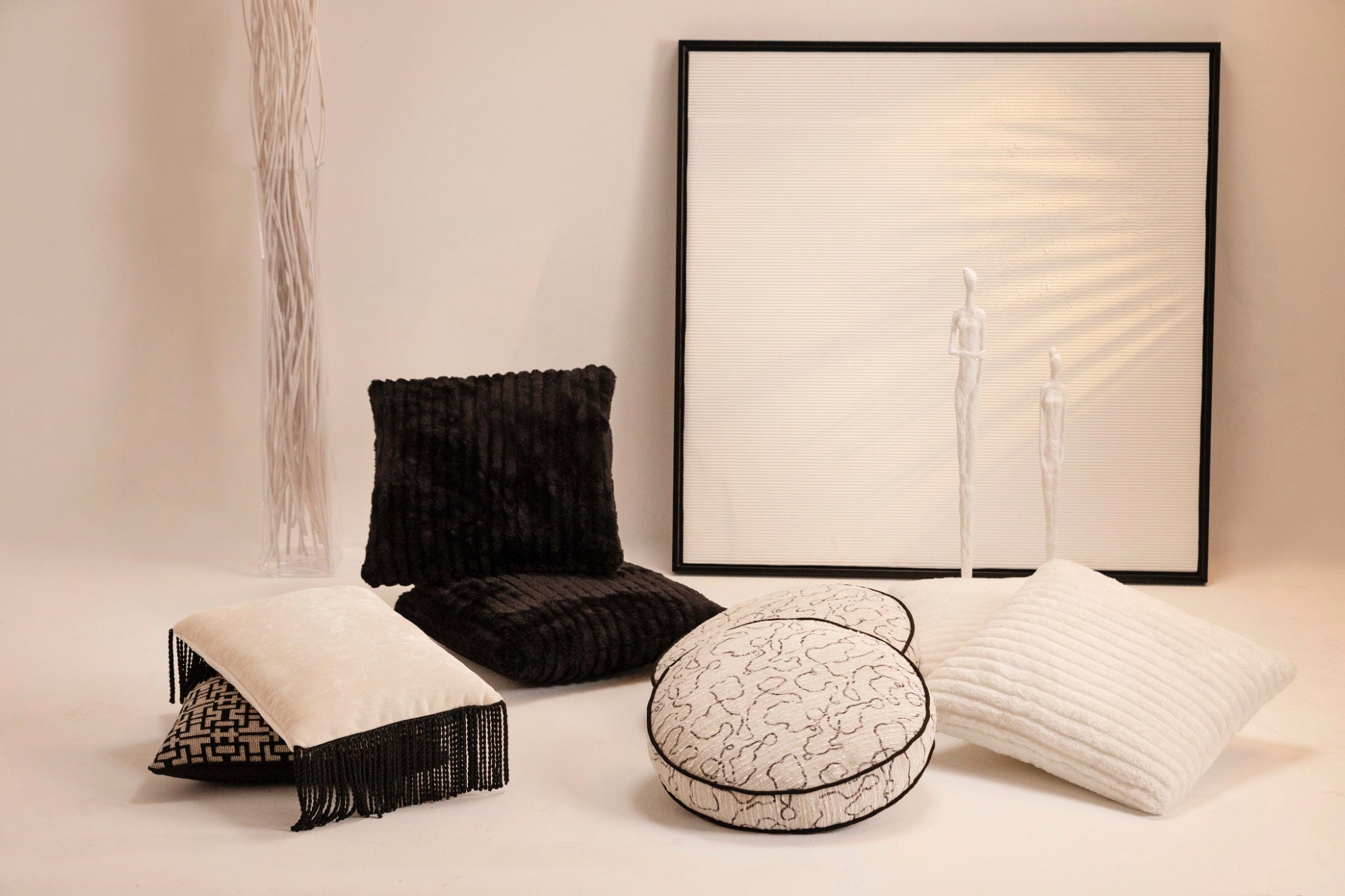 Şerit Detaylı Siyah Kırlent