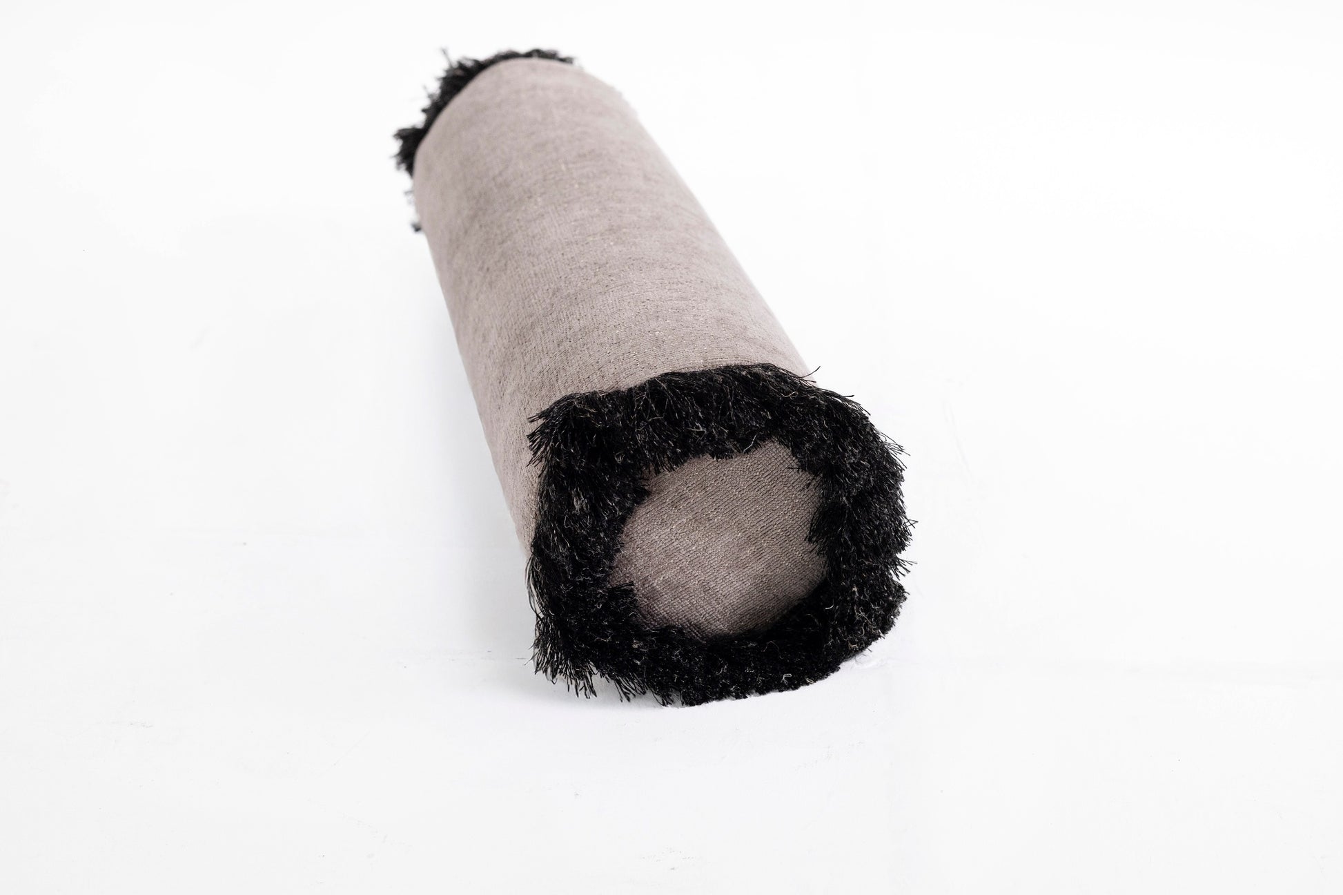 Siyah Kenar Detaylı Gri Şönil Silindir Kırlent