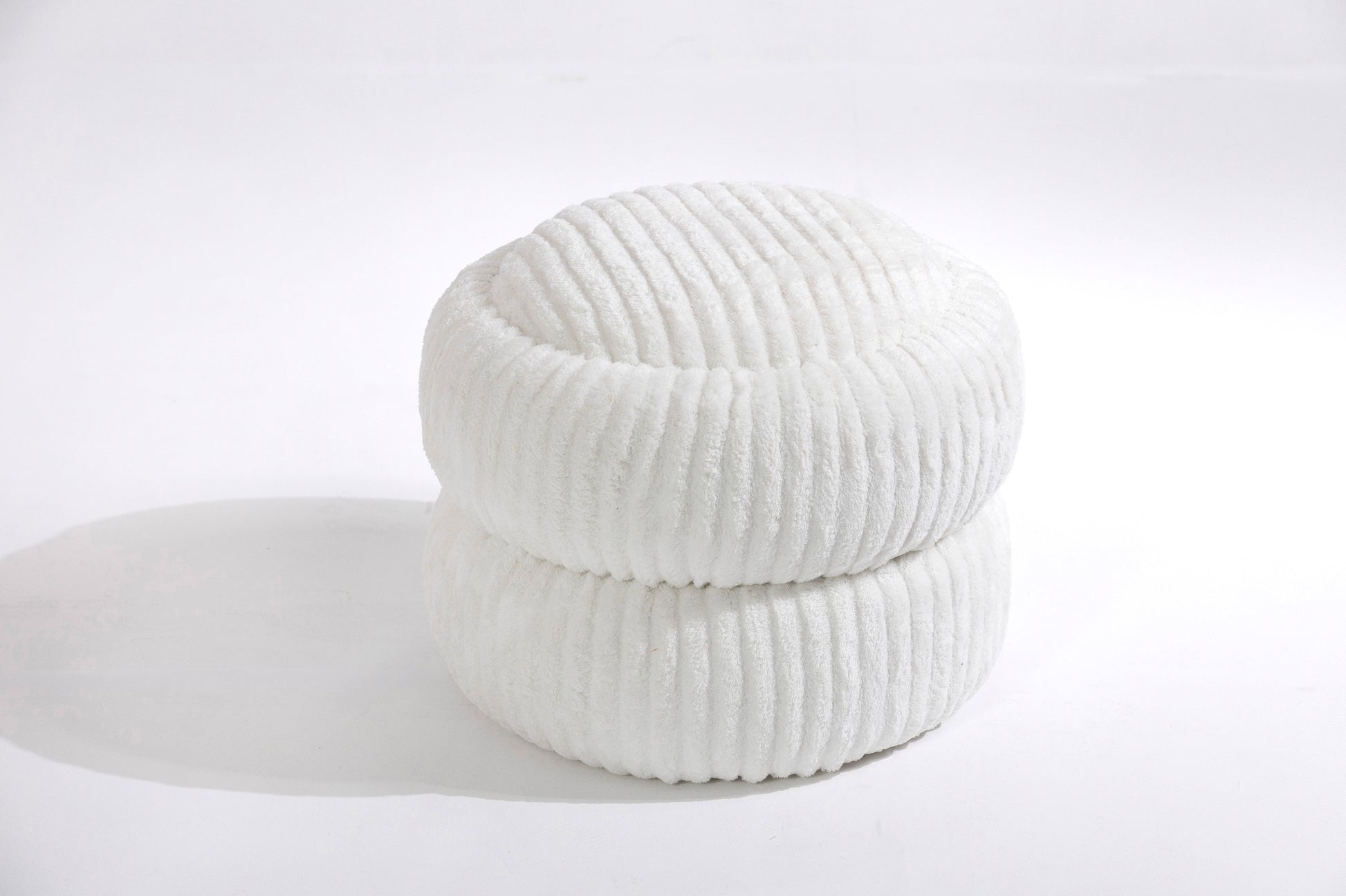 Strato Beyaz Şerit Detaylı Yuvarlak Puf