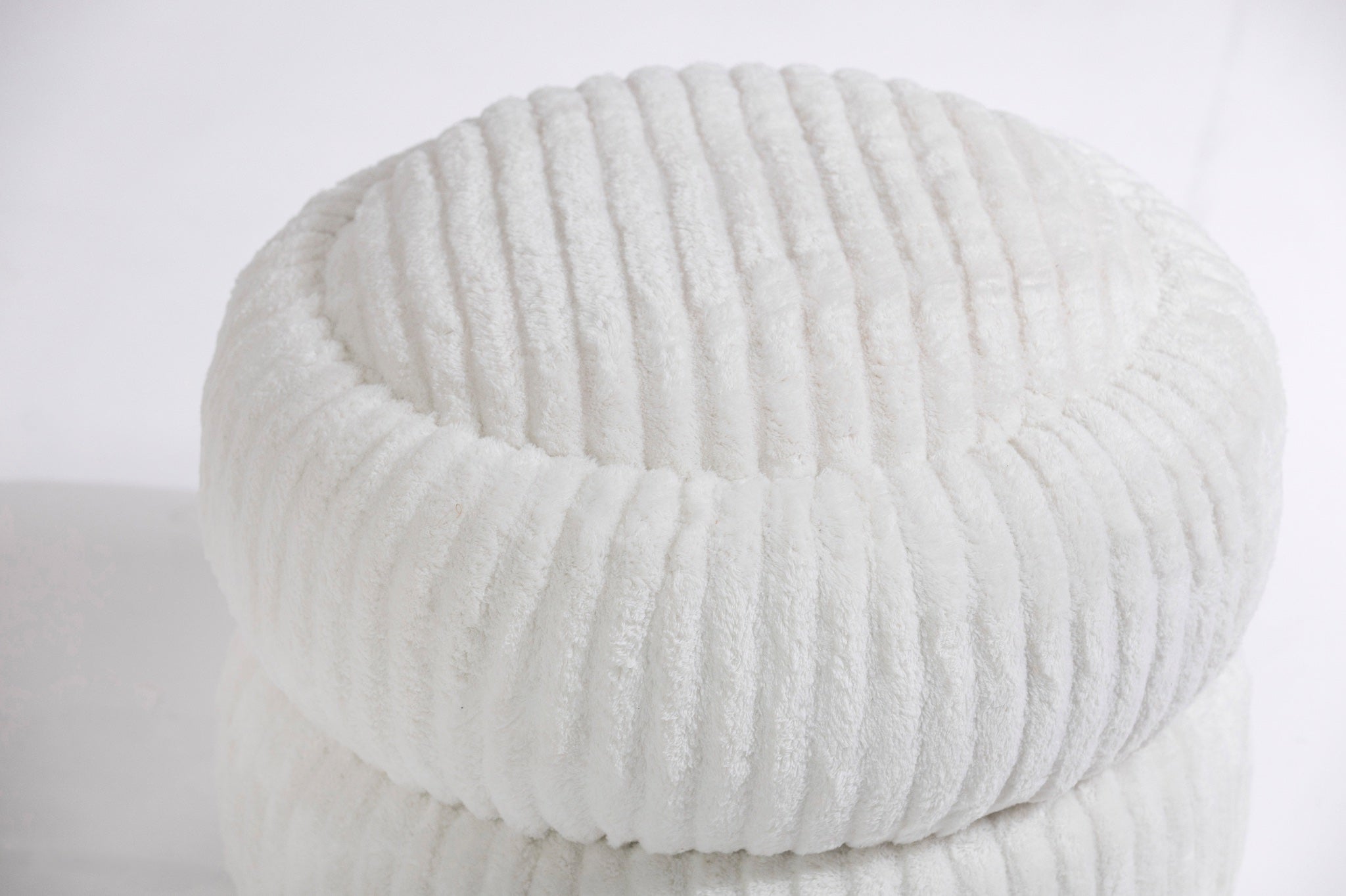 Strato Beyaz Şerit Detaylı Yuvarlak Puf