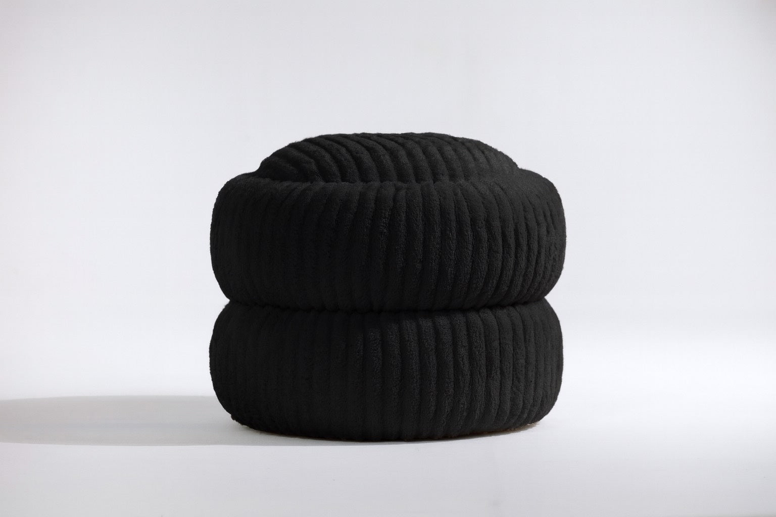 Strato Siyah Şerit Detaylı Yuvarlak Puf