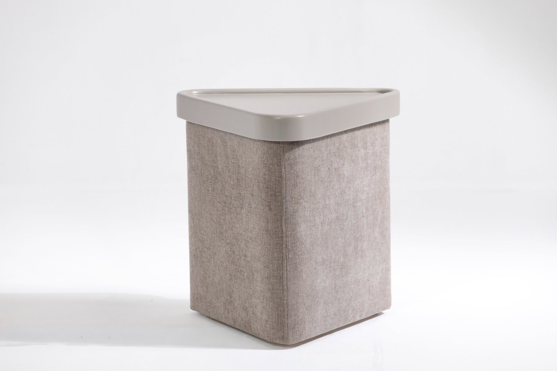 Trivio Lake Saklama Alanlı Gri Üçgen Yan Sehpa