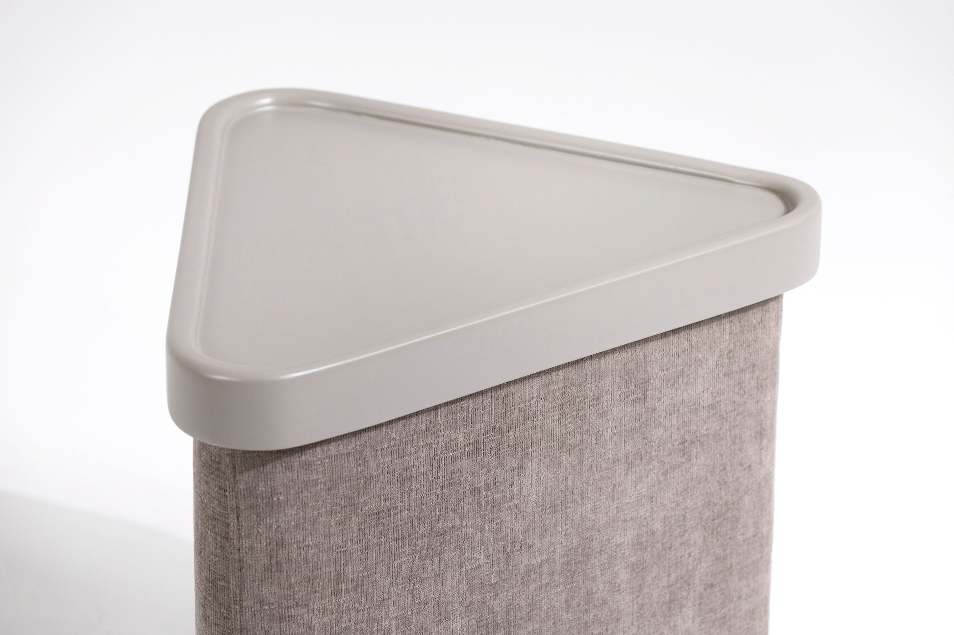 Trivio Lake Saklama Alanlı Gri Üçgen Yan Sehpa