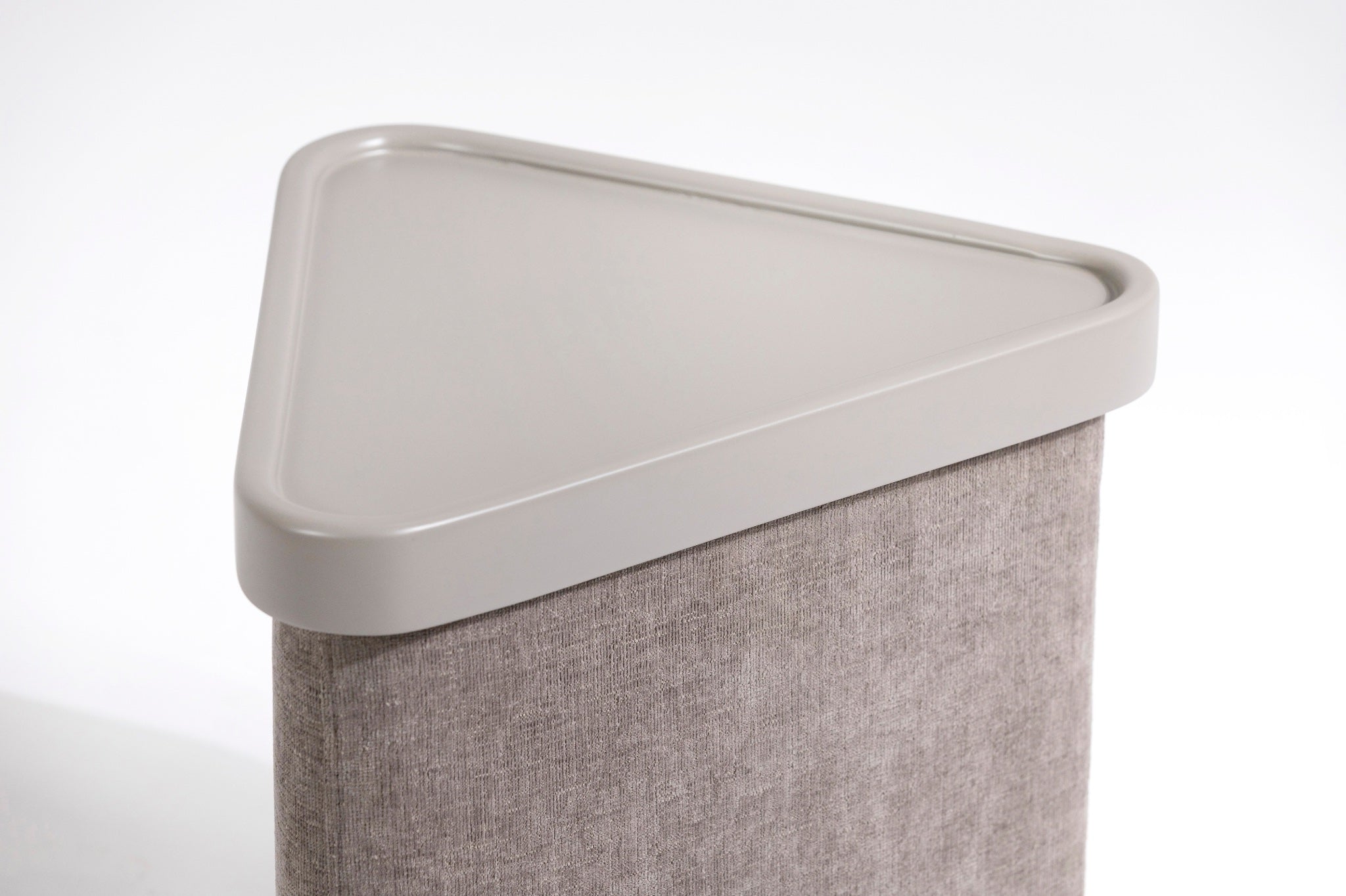 Trivio Lake Saklama Alanlı Gri Üçgen Yan Sehpa