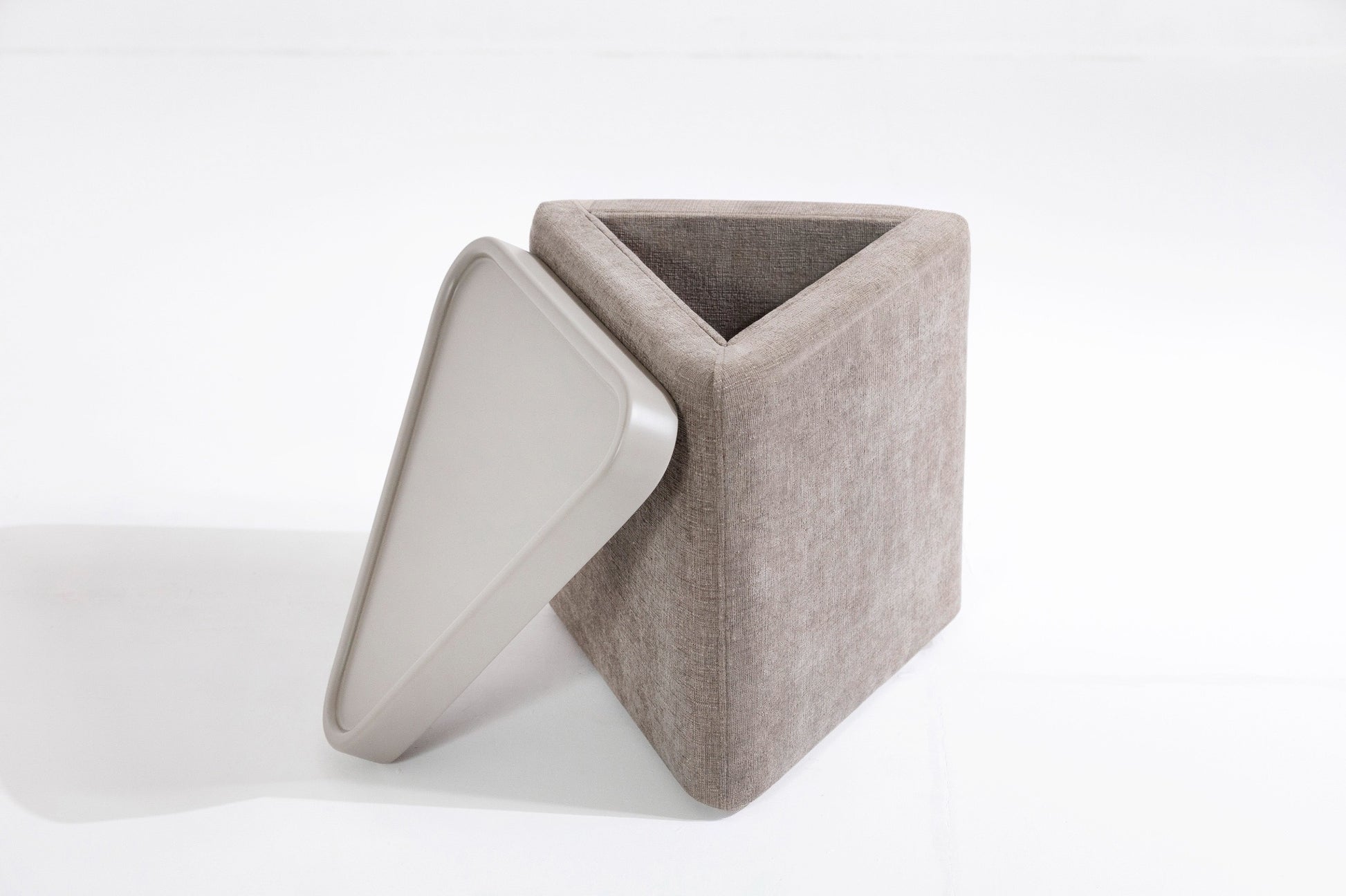 Trivio Lake Saklama Alanlı Gri Üçgen Yan Sehpa