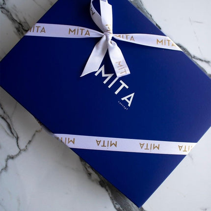 Mita Concept - İpeksi Saten Beyaz Lacivert Biyeli Şal Yaka Kimono ve Pantolonlu Takım - Pijama Takımı