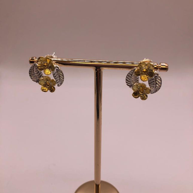 İki Minik Çiçekli Altın Kaplama Küpe