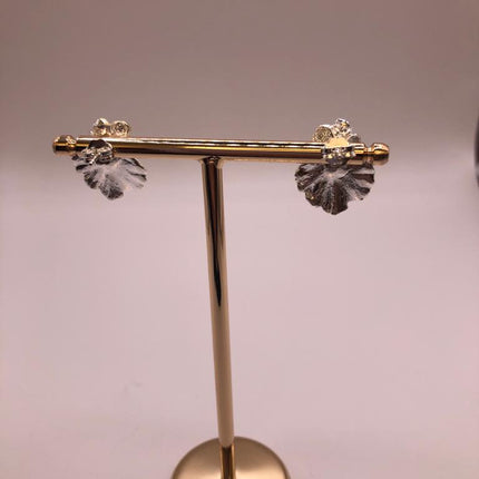 Sardunya Yapraklı Mini Tekli Çiçekli Gümüş Üzeri Altın Kapama Küpe