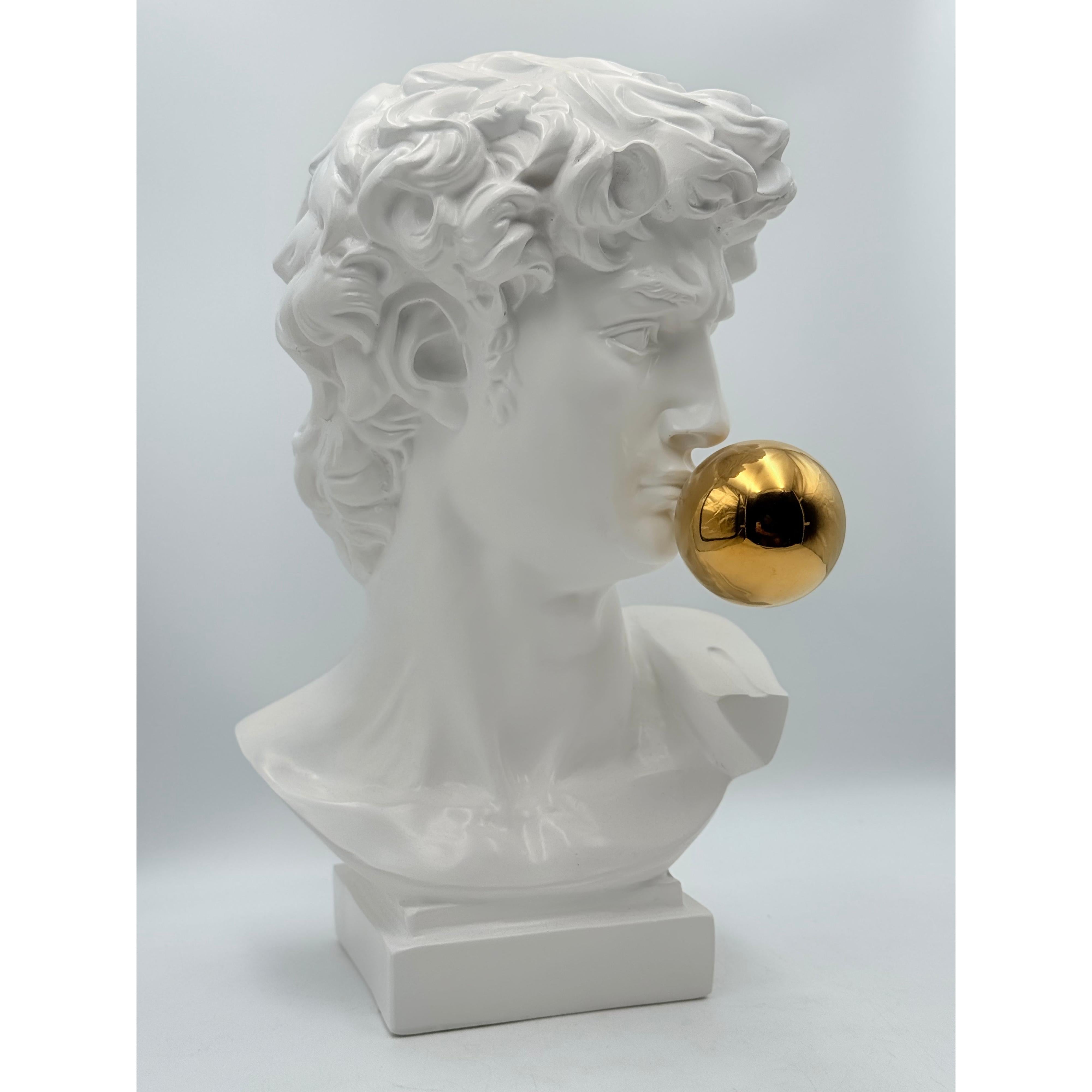 Ağzında Altın Top Detaylı David Heykeli