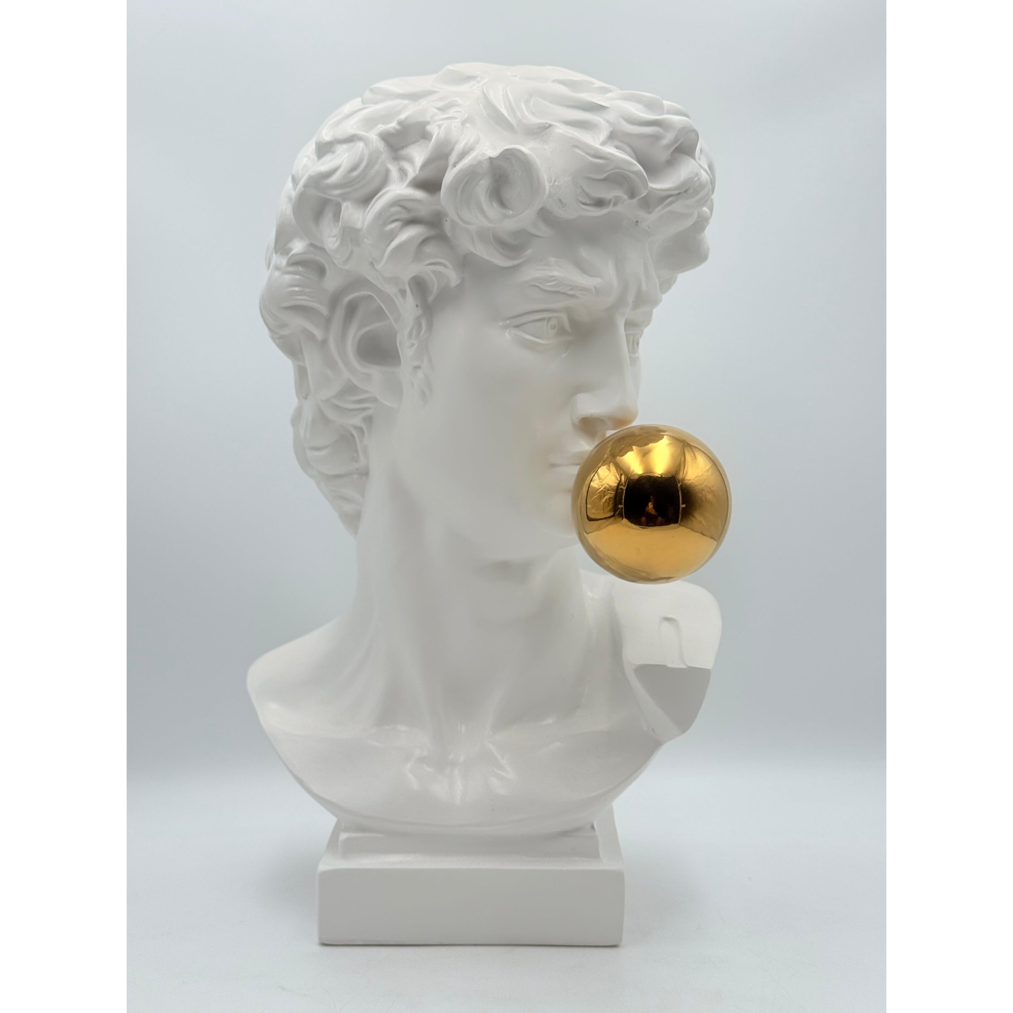 Ağzında Altın Top Detaylı David Heykeli