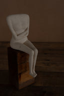 Ahşap Kaideli Seramik Heykel Headless But Happy