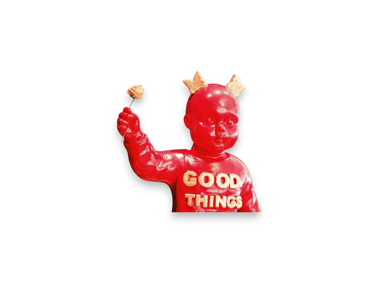 Altın Yazılı Kırmızı Heykel