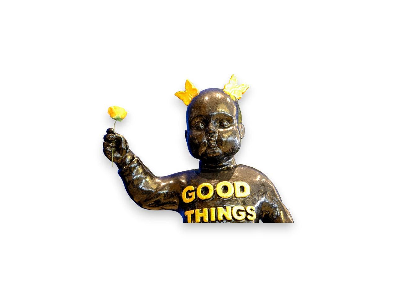 Altın Yazılı Siyah Heykel