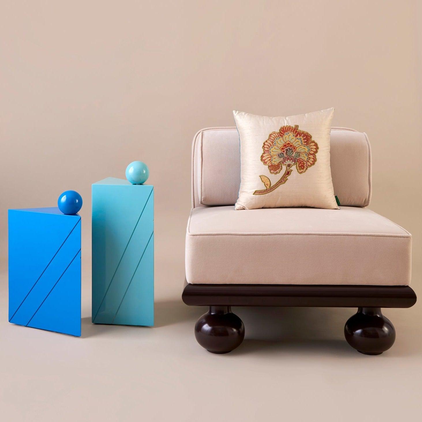 Aplike Çiçek Desenli İpek Bej Yastık