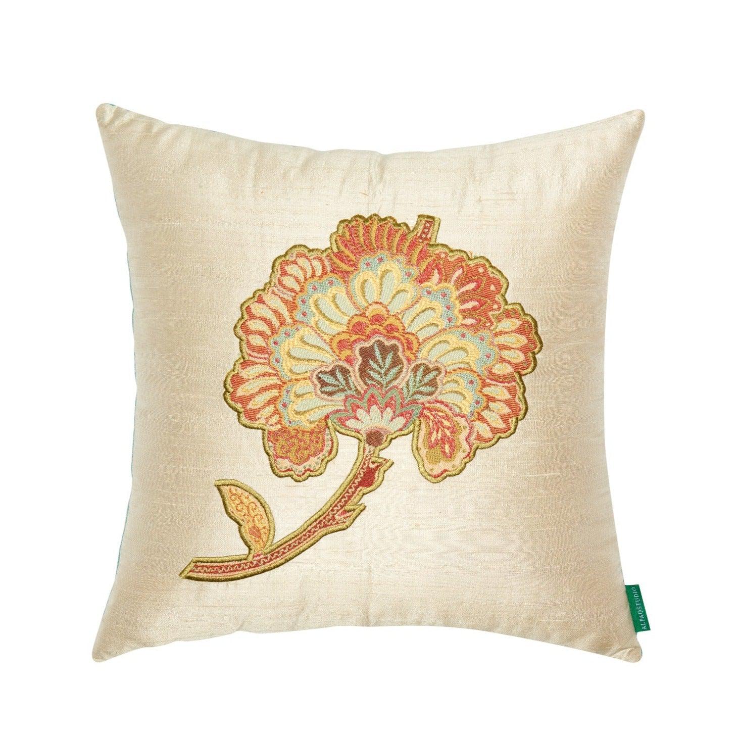 Aplike Çiçek Desenli İpek Bej Yastık