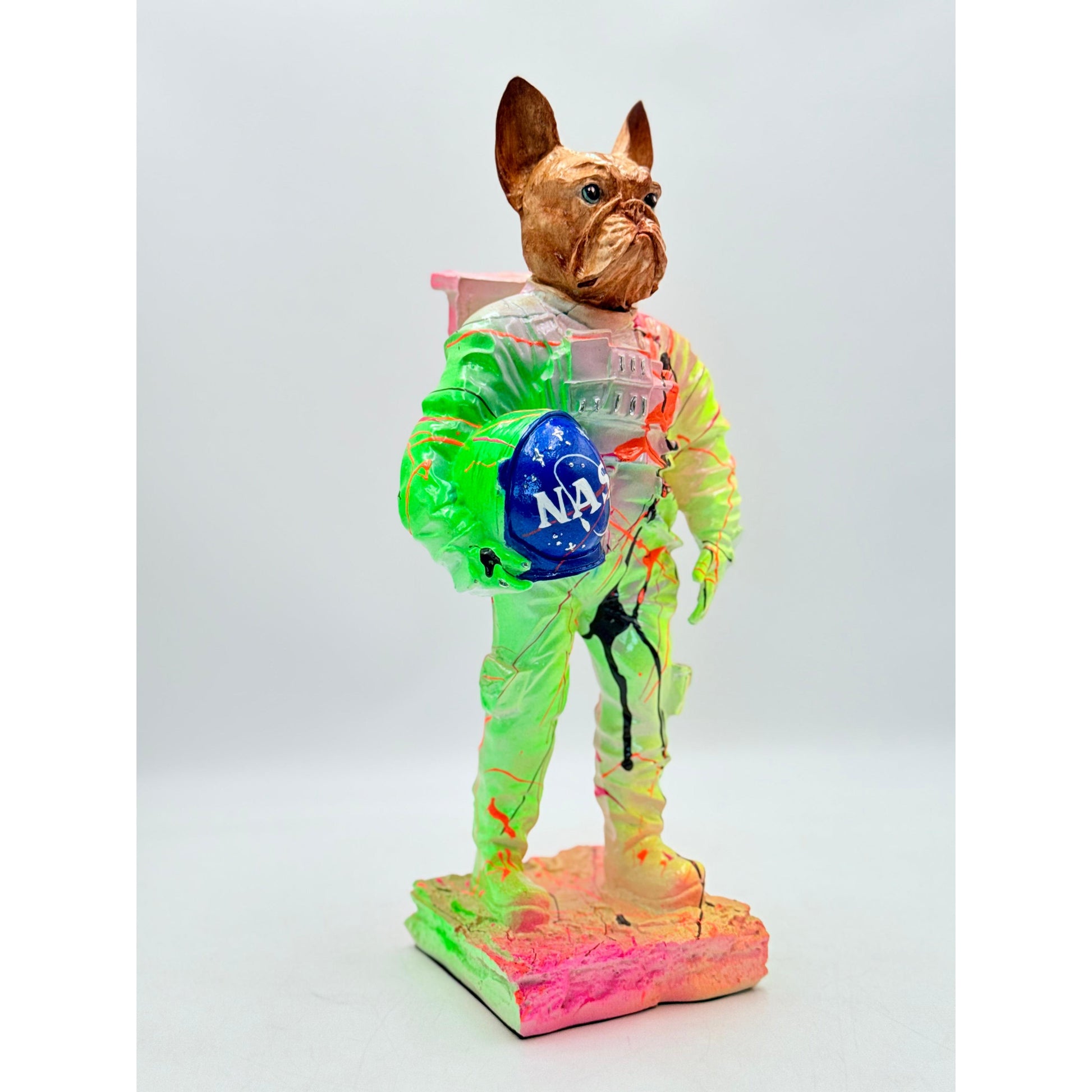 Astronot Bulldog Heykeli