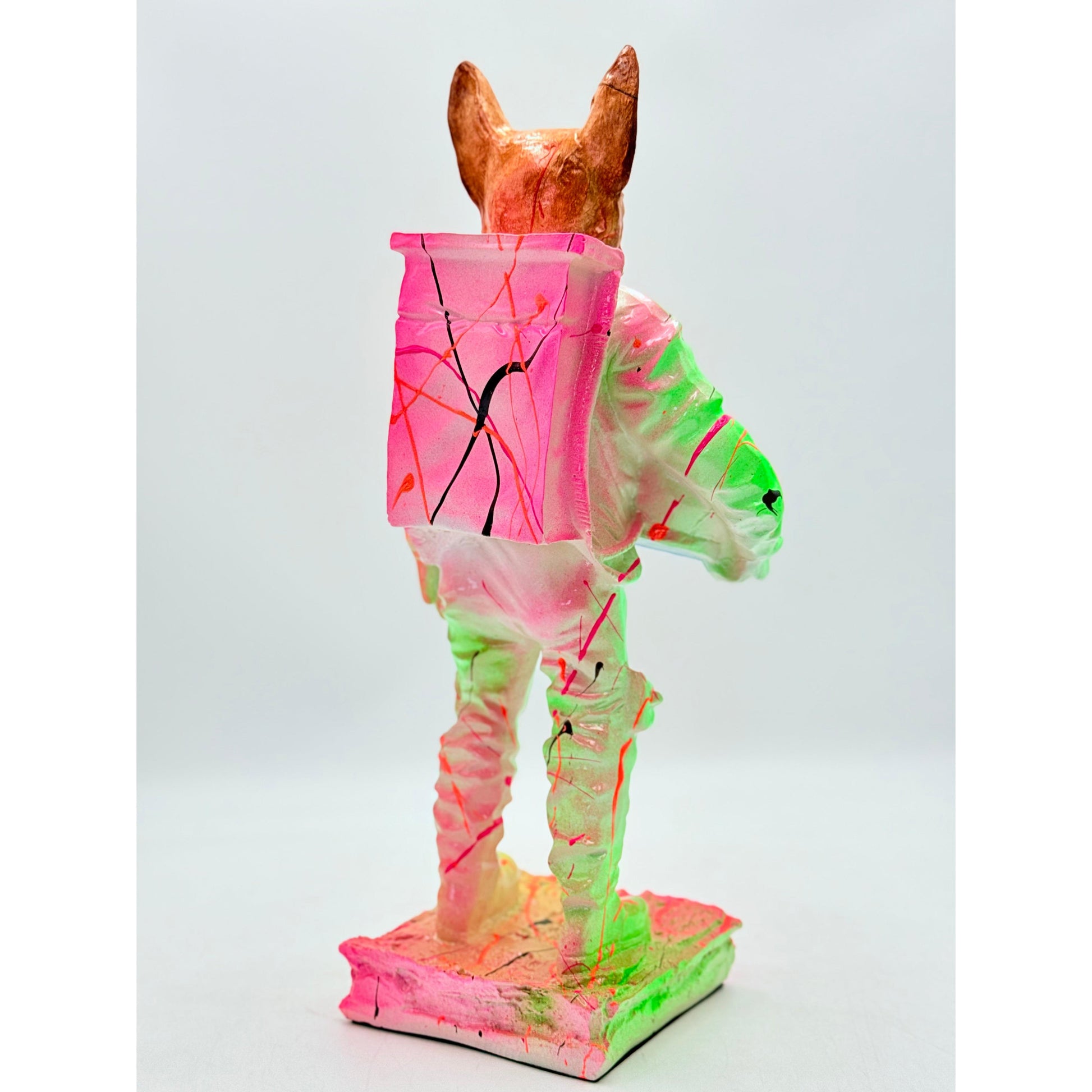 Astronot Bulldog Heykeli