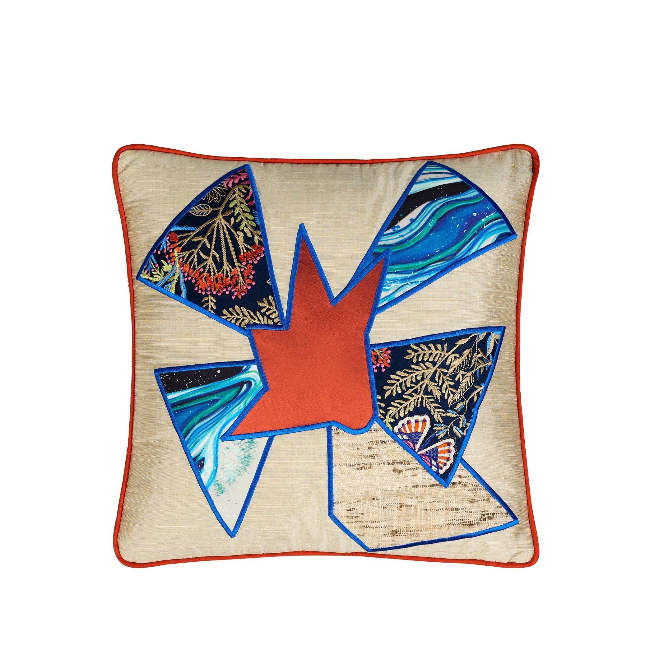 Bej İpek Aplike Ve El Boyaması Detaylı Kare Kırlent