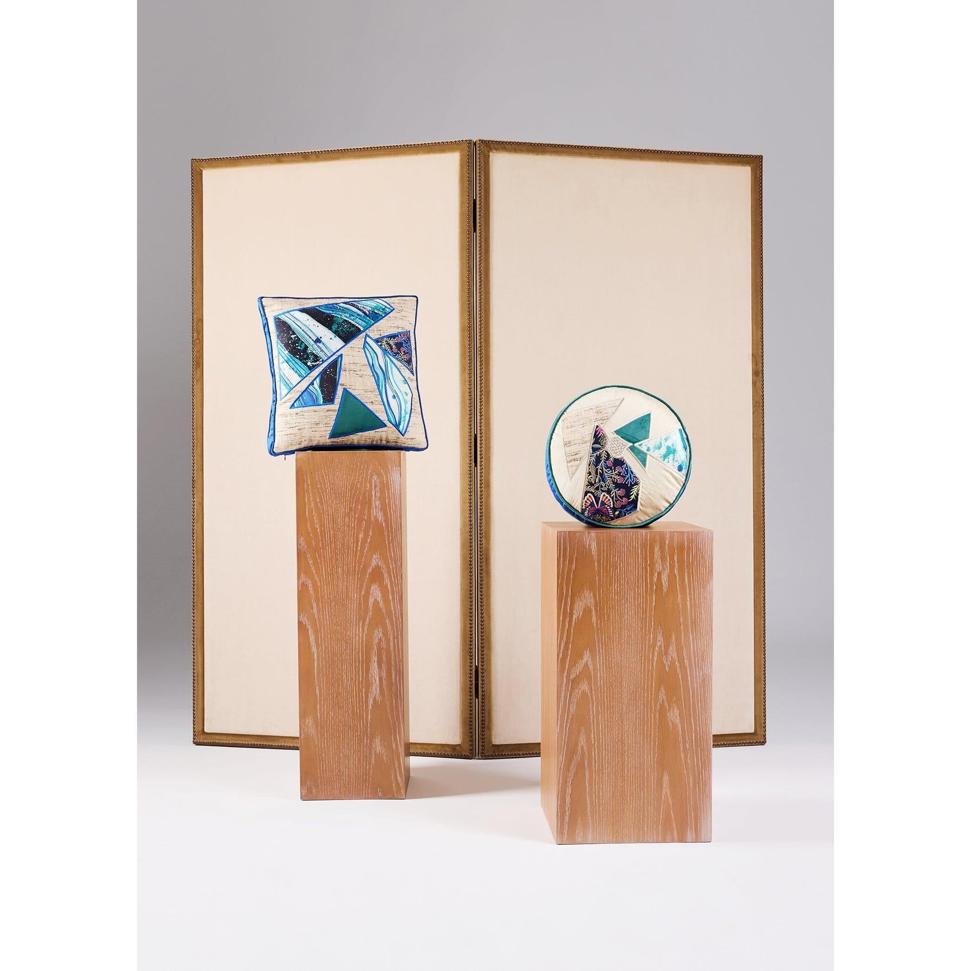 Bej İpek Aplike Ve El Boyaması Detaylı Yuvarlak Kırlent