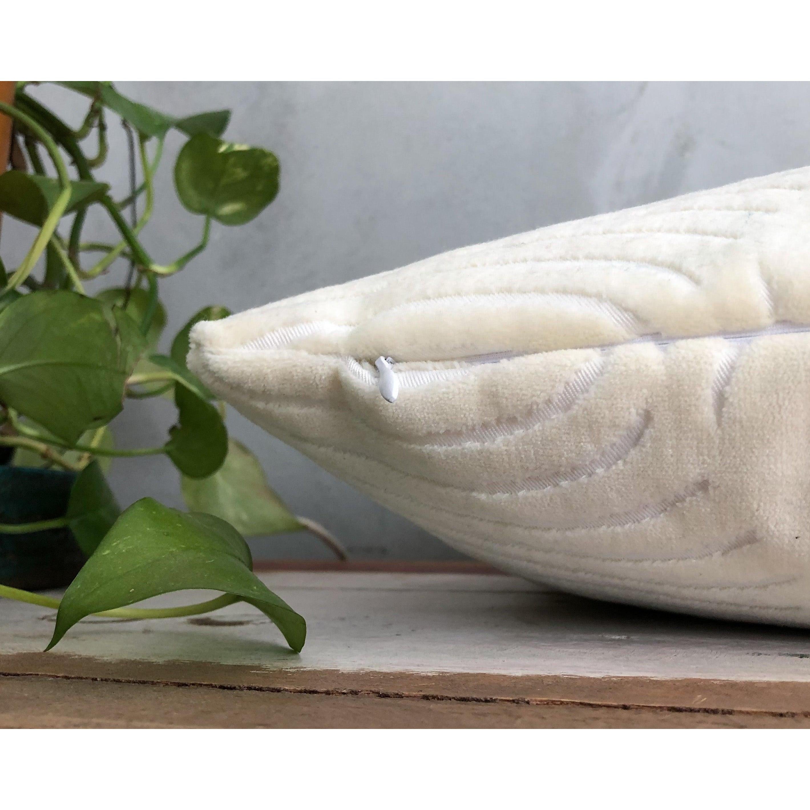 Beyaz Dalgalı Yastık Kılıfı