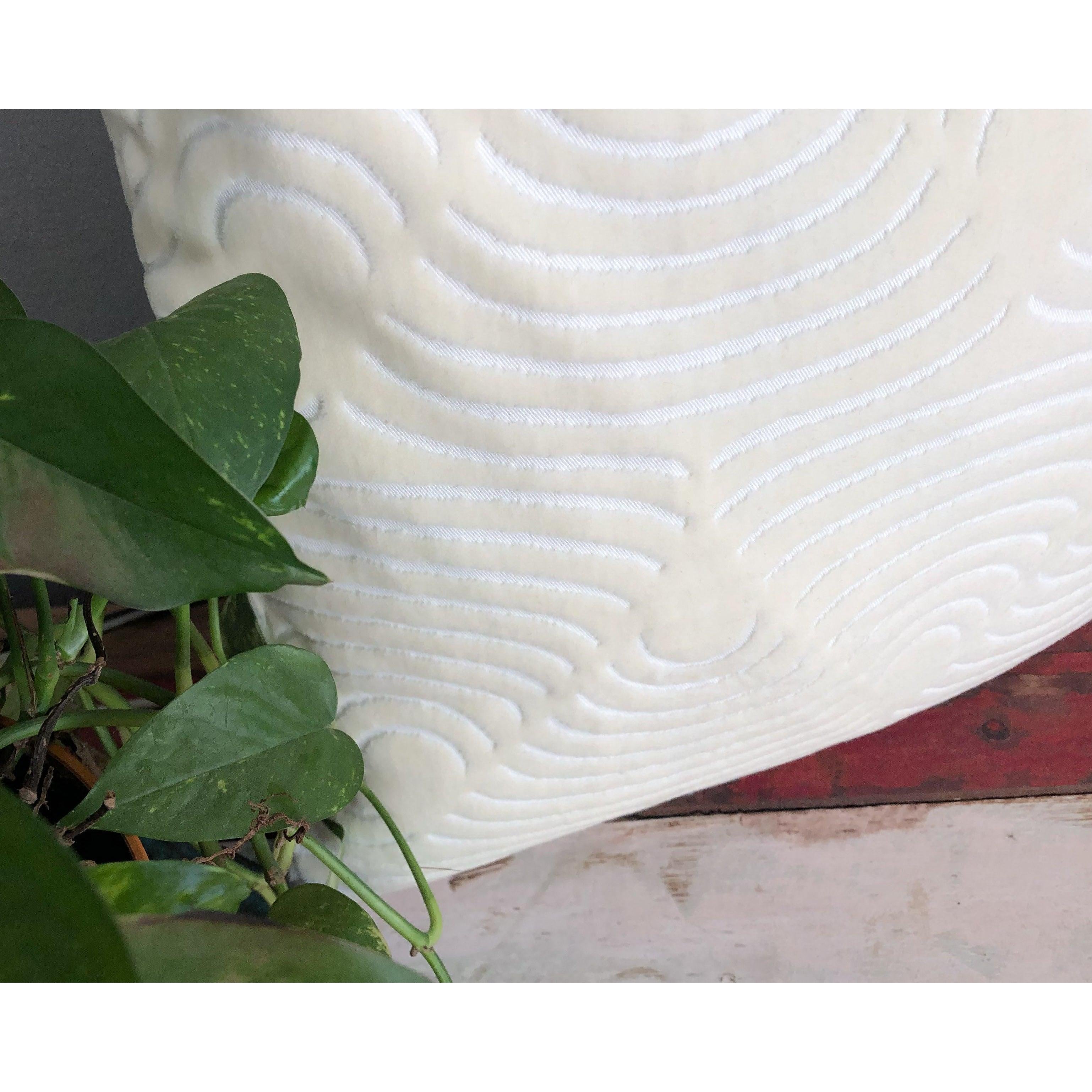 Beyaz Dalgalı Yastık Kılıfı