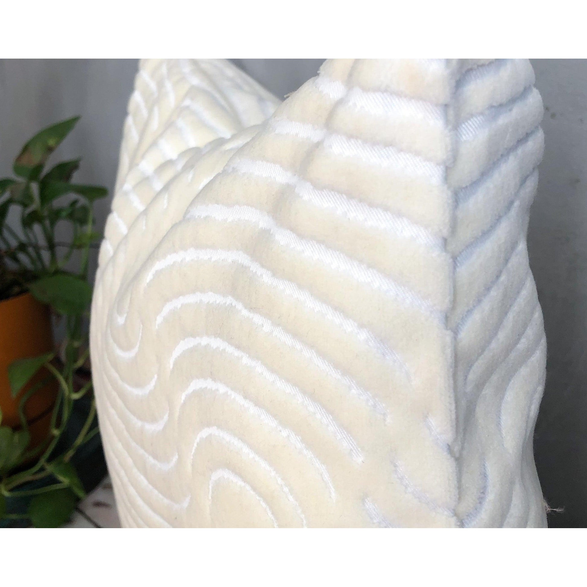 Beyaz Dalgalı Yastık Kılıfı