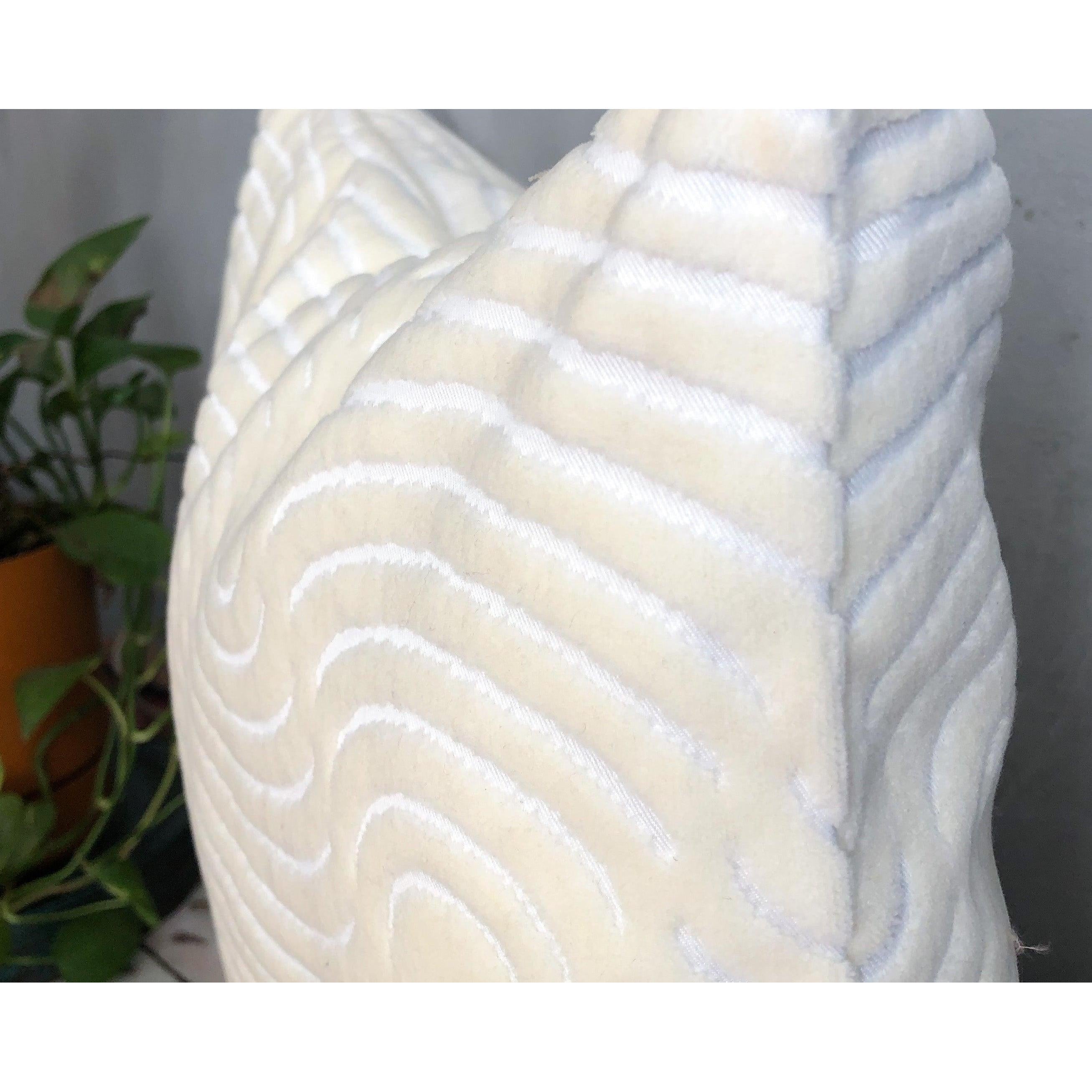 Beyaz Dalgalı Yastık Kılıfı