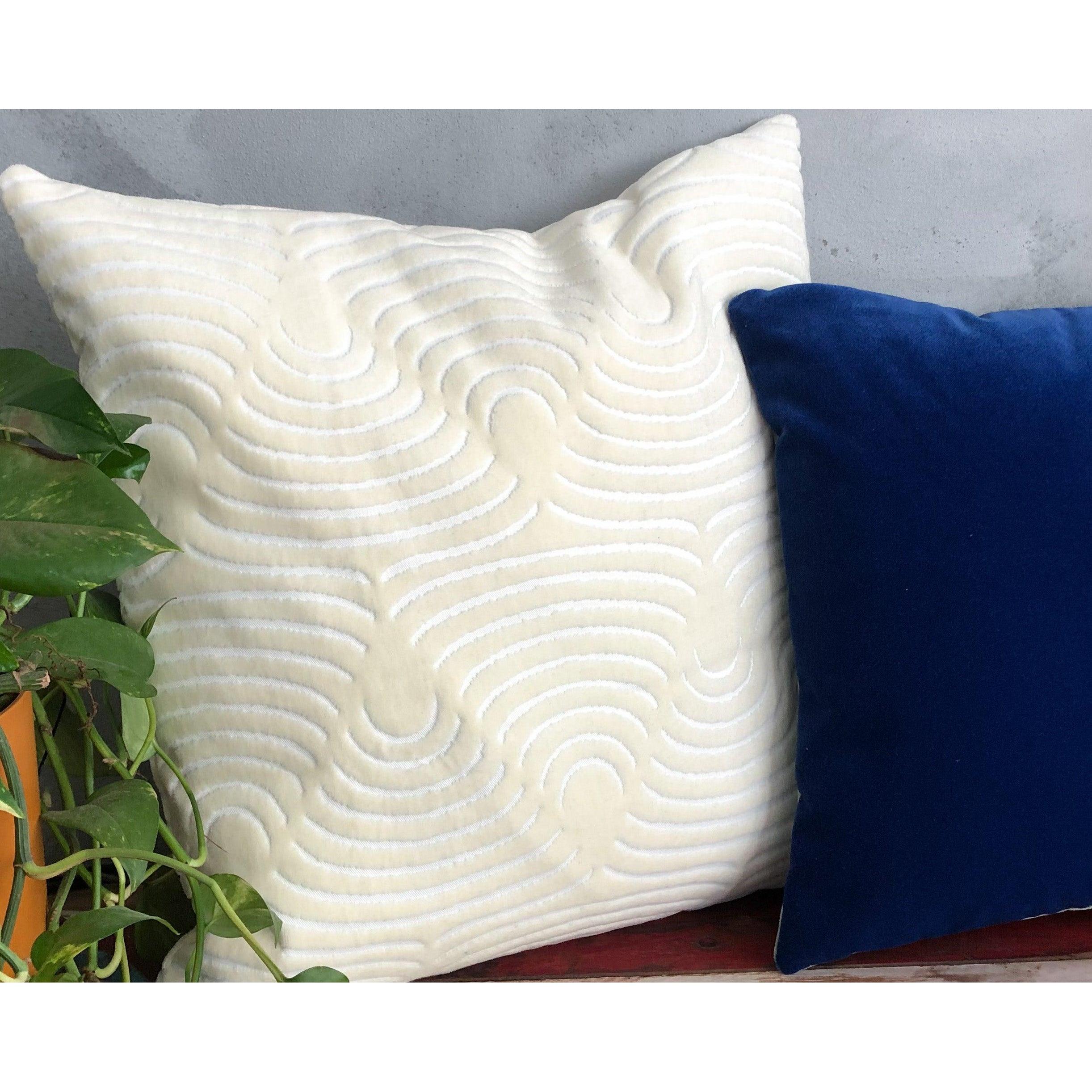 Beyaz Dalgalı Yastık Kılıfı