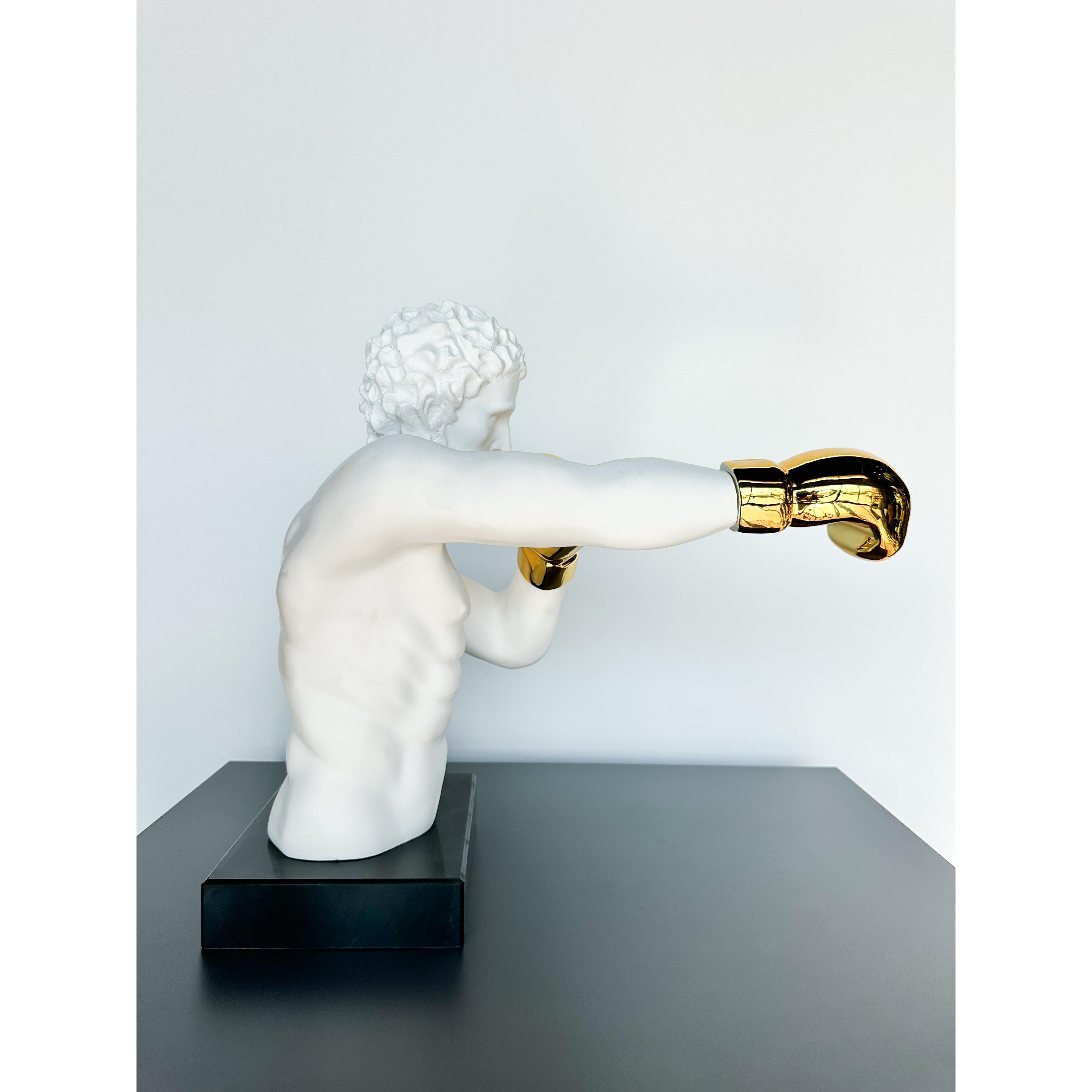 Boks Eldivenli Heykel