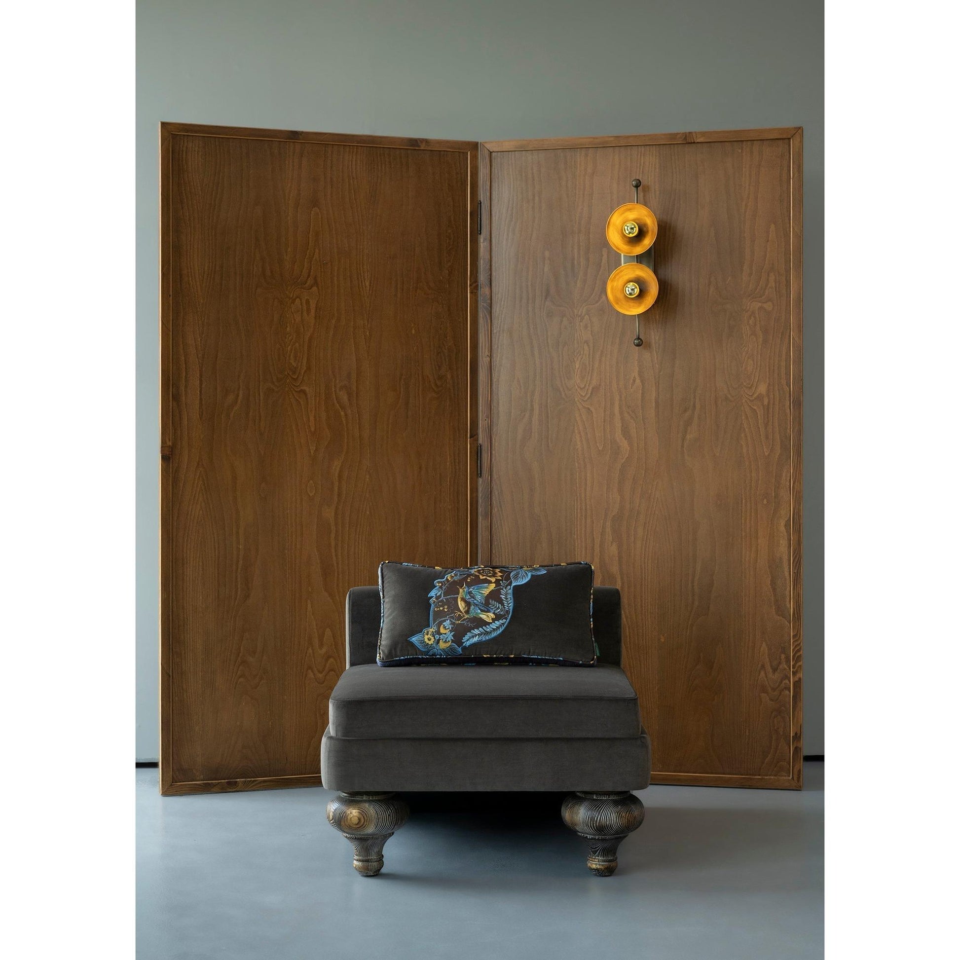 Çiçek Ve Kuş Desenli Aplike Detaylı Kahverengi Kadife Kırlent