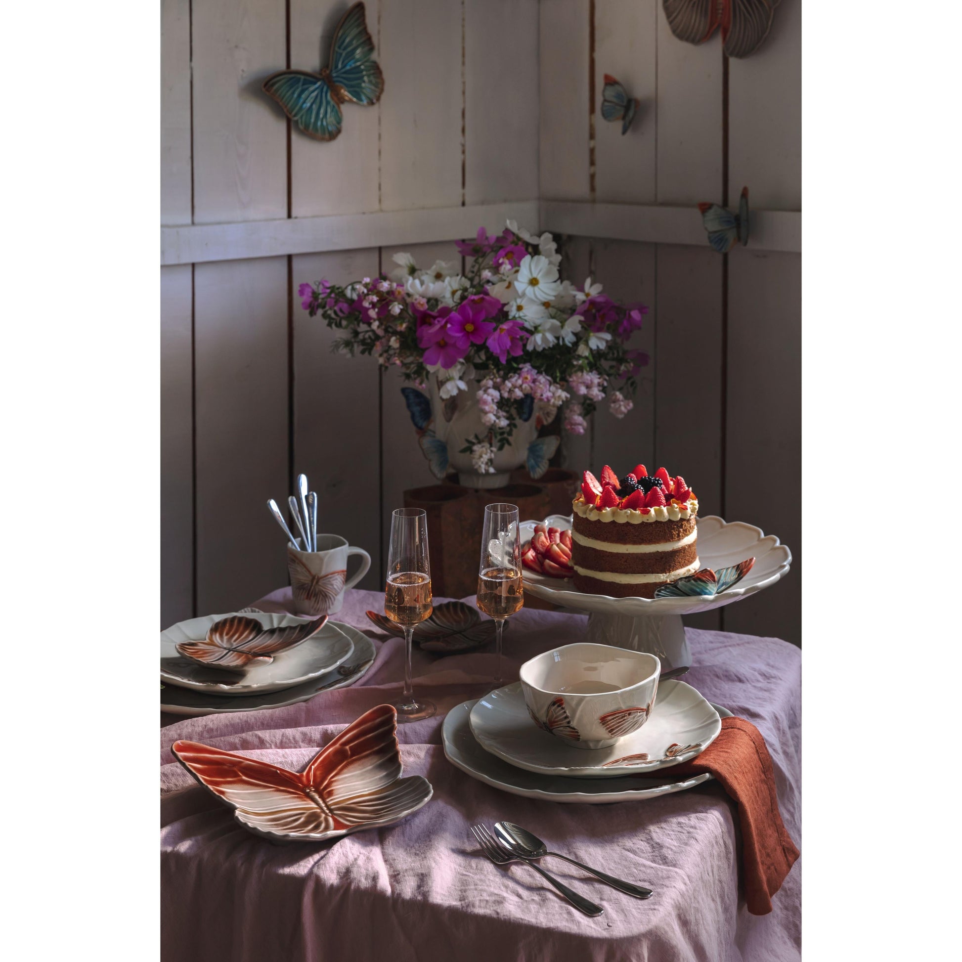 Cloudy Butterflies Beyaz Seramik Kek Standı