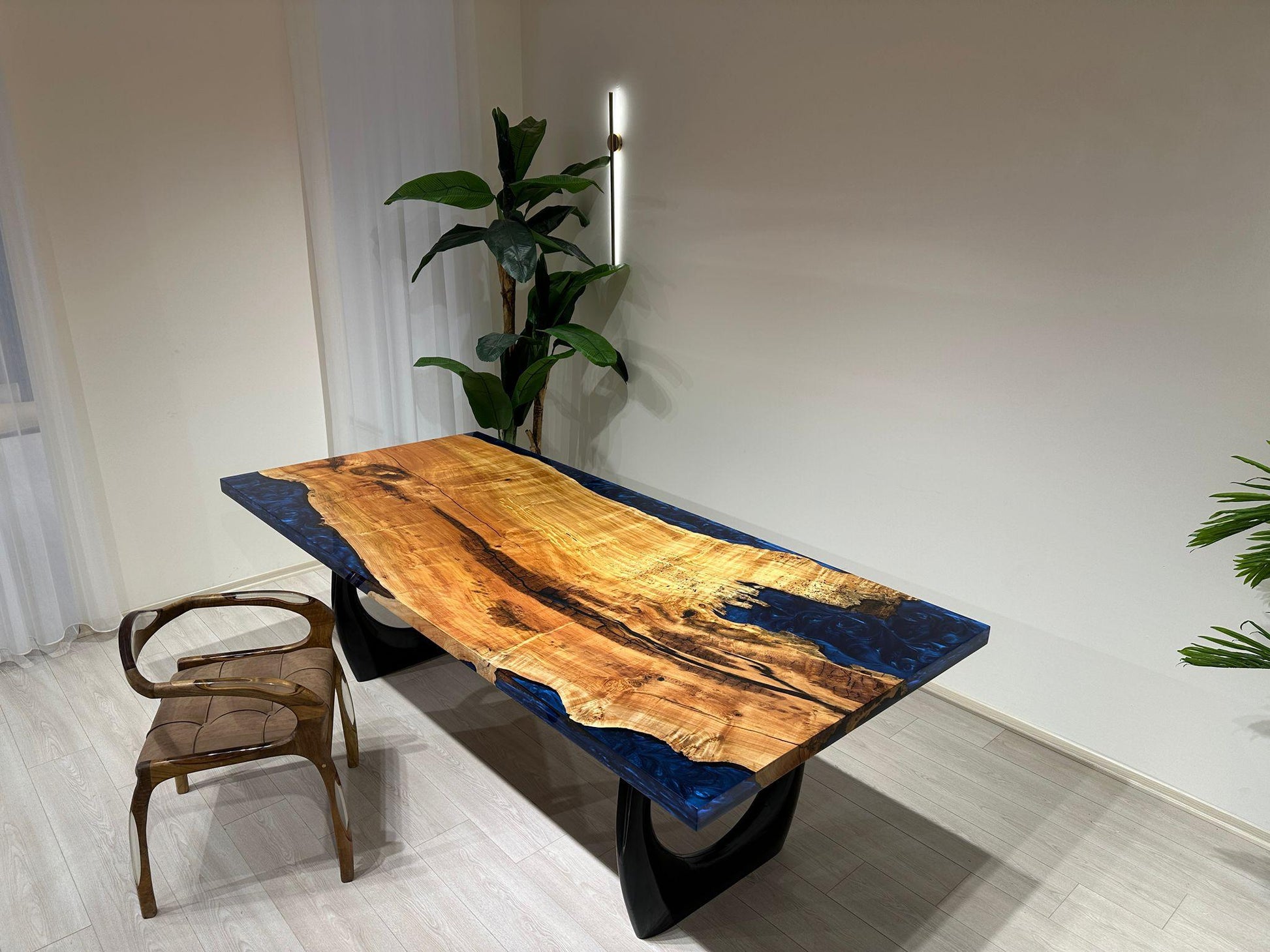 Dişbudak Ağacından Metalik Mavi Epoksi Yemek Masası
