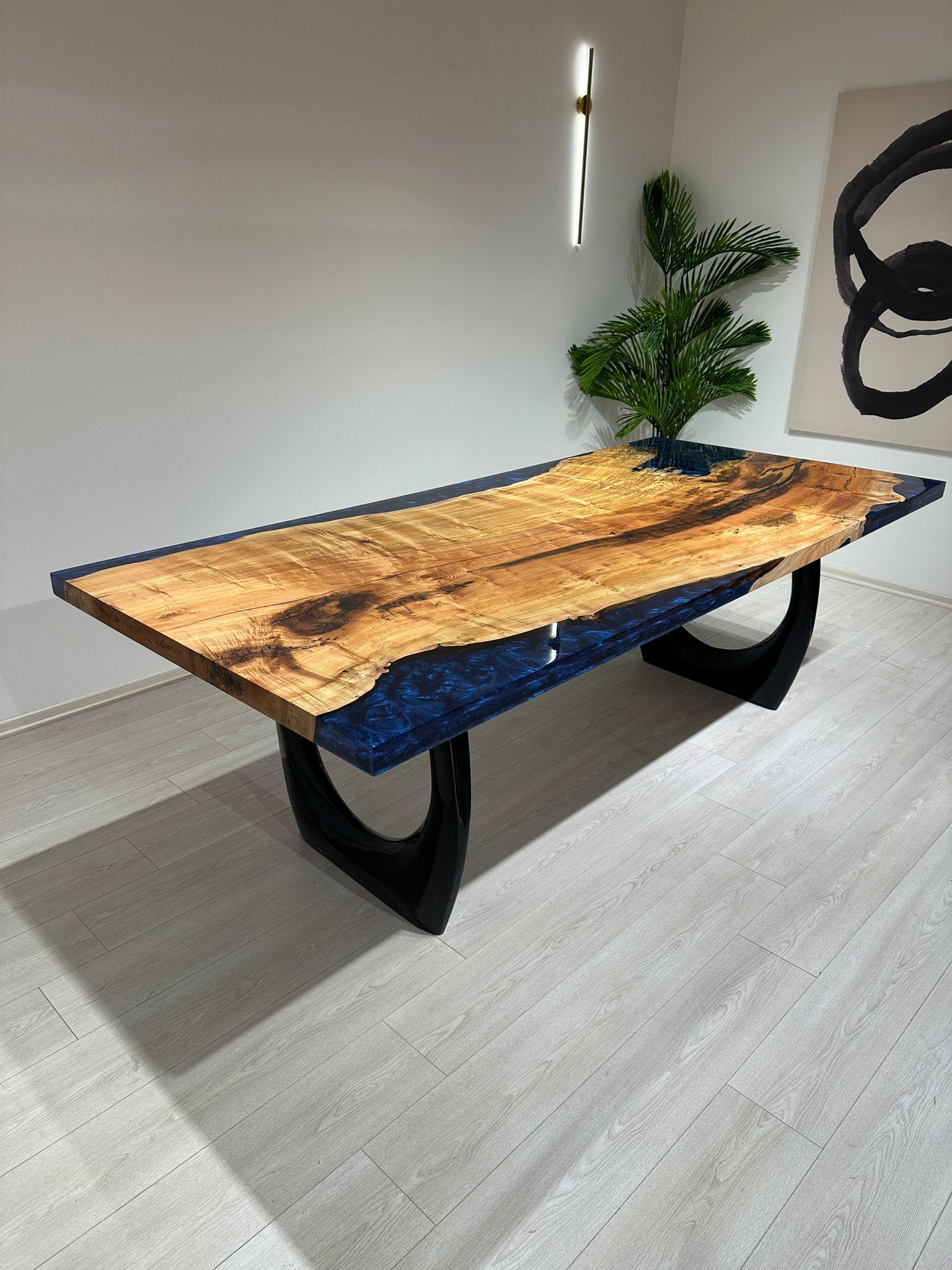 Dişbudak Ağacından Metalik Mavi Epoksi Yemek Masası