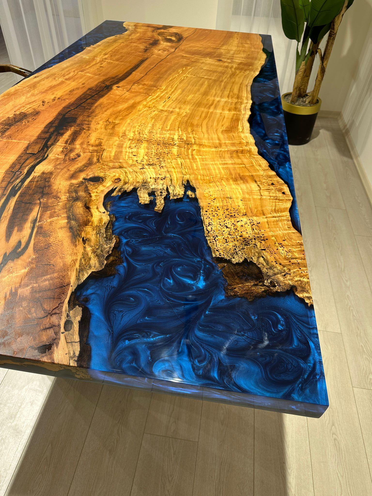 Dişbudak Ağacından Metalik Mavi Epoksi Yemek Masası