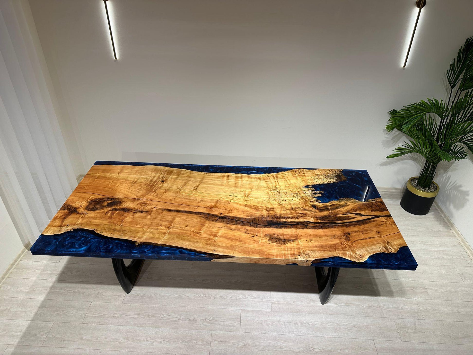 Dişbudak Ağacından Metalik Mavi Epoksi Yemek Masası