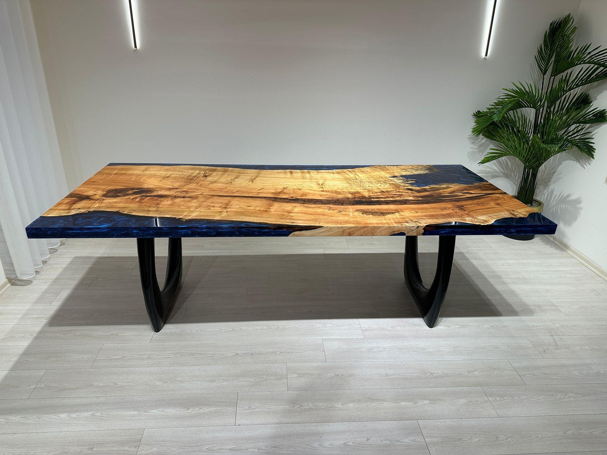 Dişbudak Ağacından Metalik Mavi Epoksi Yemek Masası