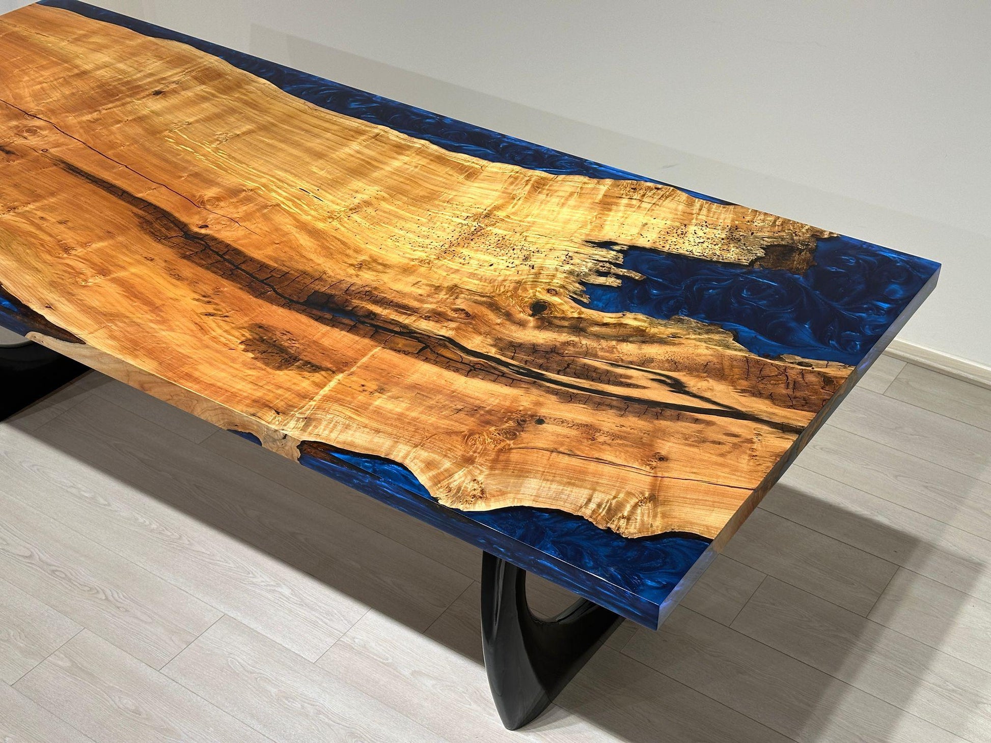 Dişbudak Ağacından Metalik Mavi Epoksi Yemek Masası