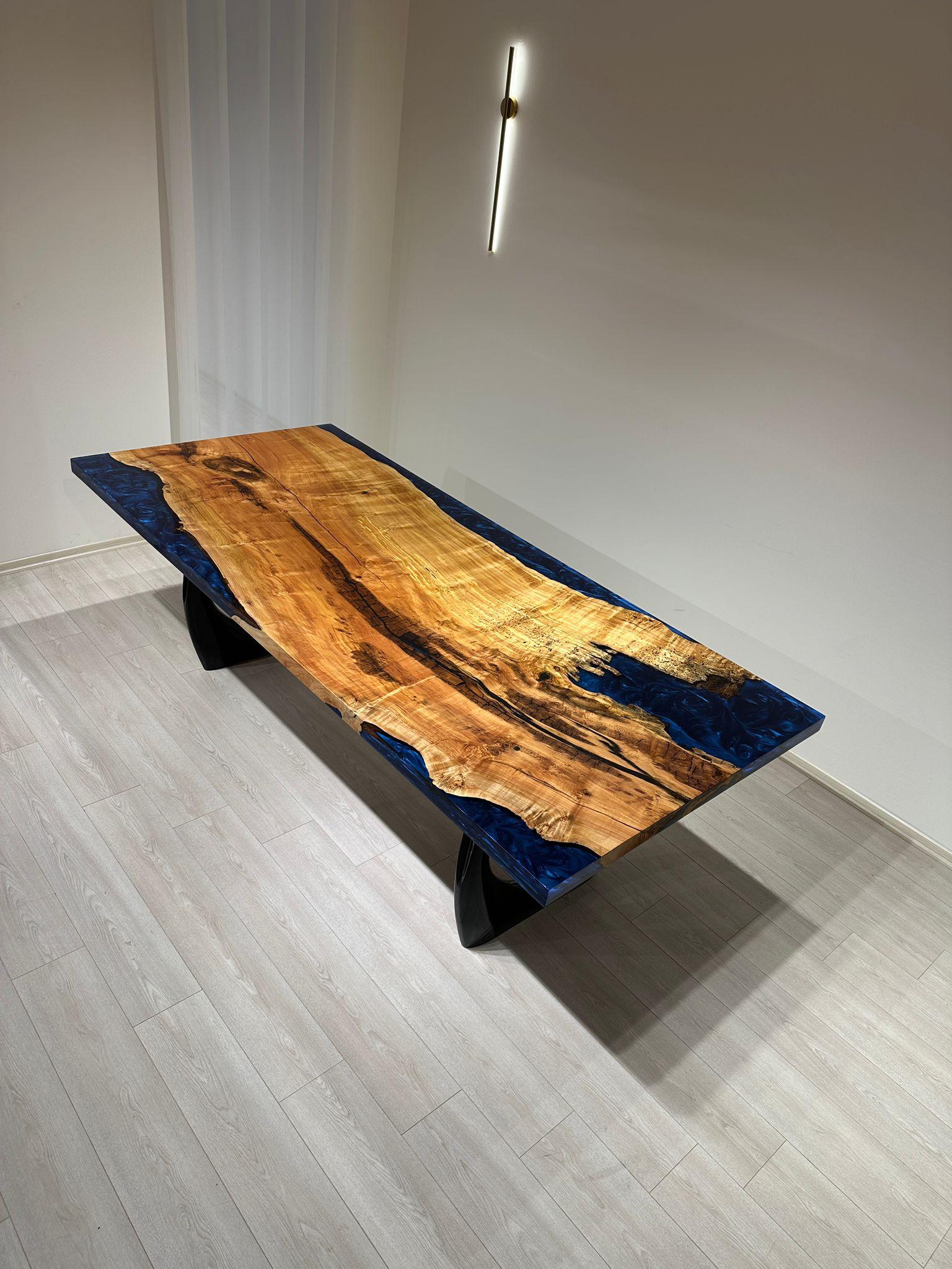 Dişbudak Ağacından Metalik Mavi Epoksi Yemek Masası