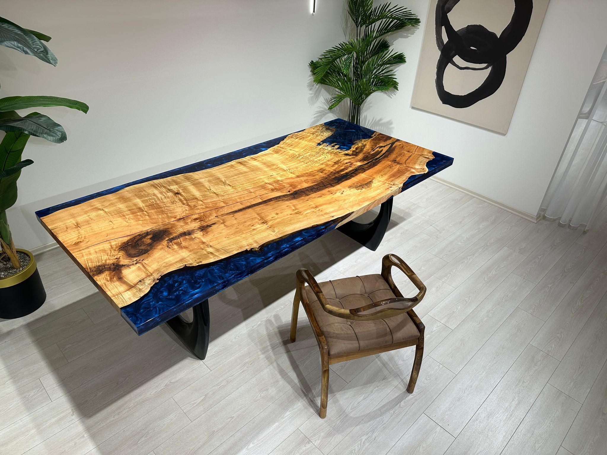 Dişbudak Ağacından Metalik Mavi Epoksi Yemek Masası