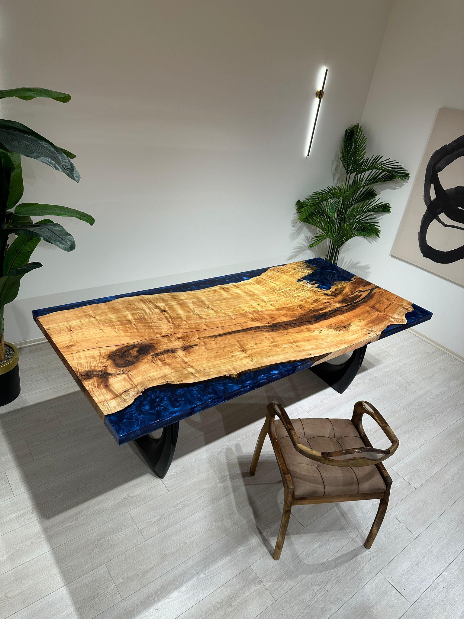 Dişbudak Ağacından Metalik Mavi Epoksi Yemek Masası