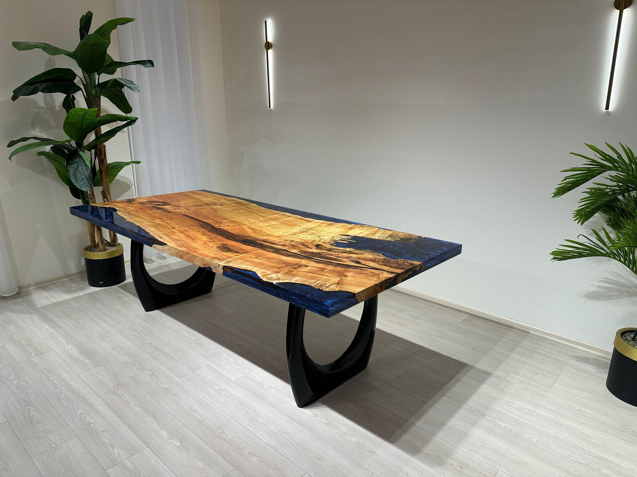 Dişbudak Ağacından Metalik Mavi Epoksi Yemek Masası