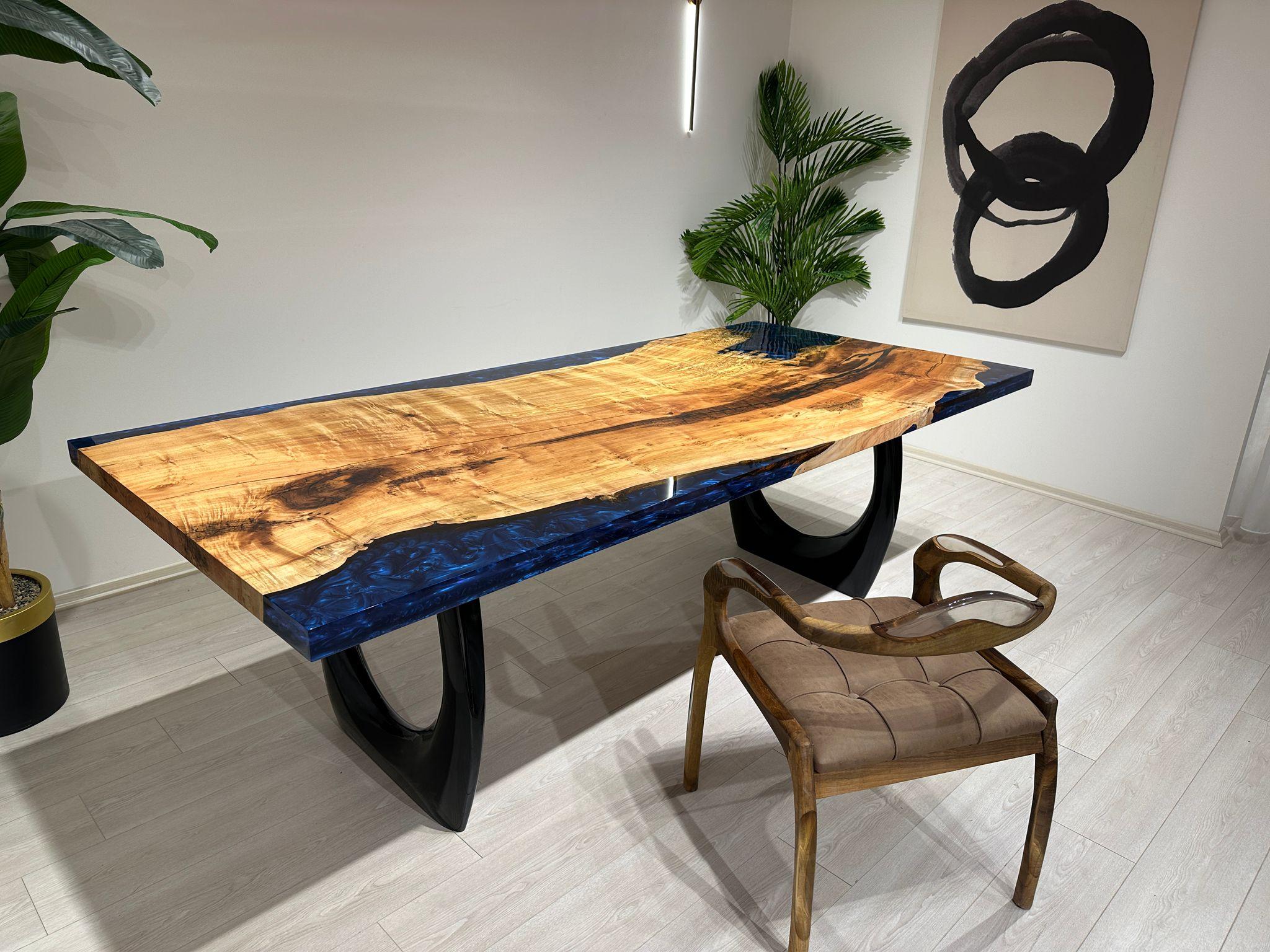 Dişbudak Ağacından Metalik Mavi Epoksi Yemek Masası