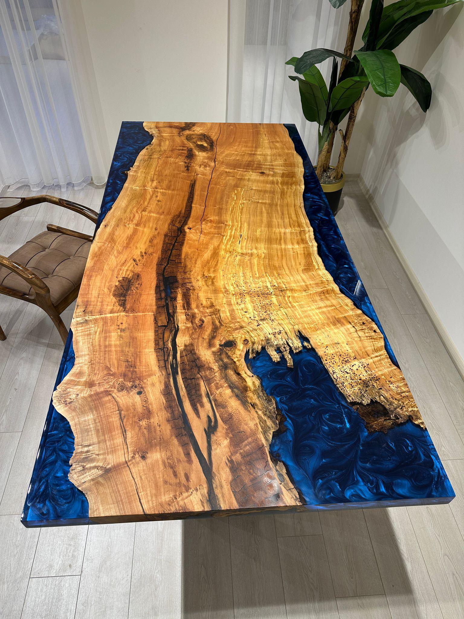 Dişbudak Ağacından Metalik Mavi Epoksi Yemek Masası